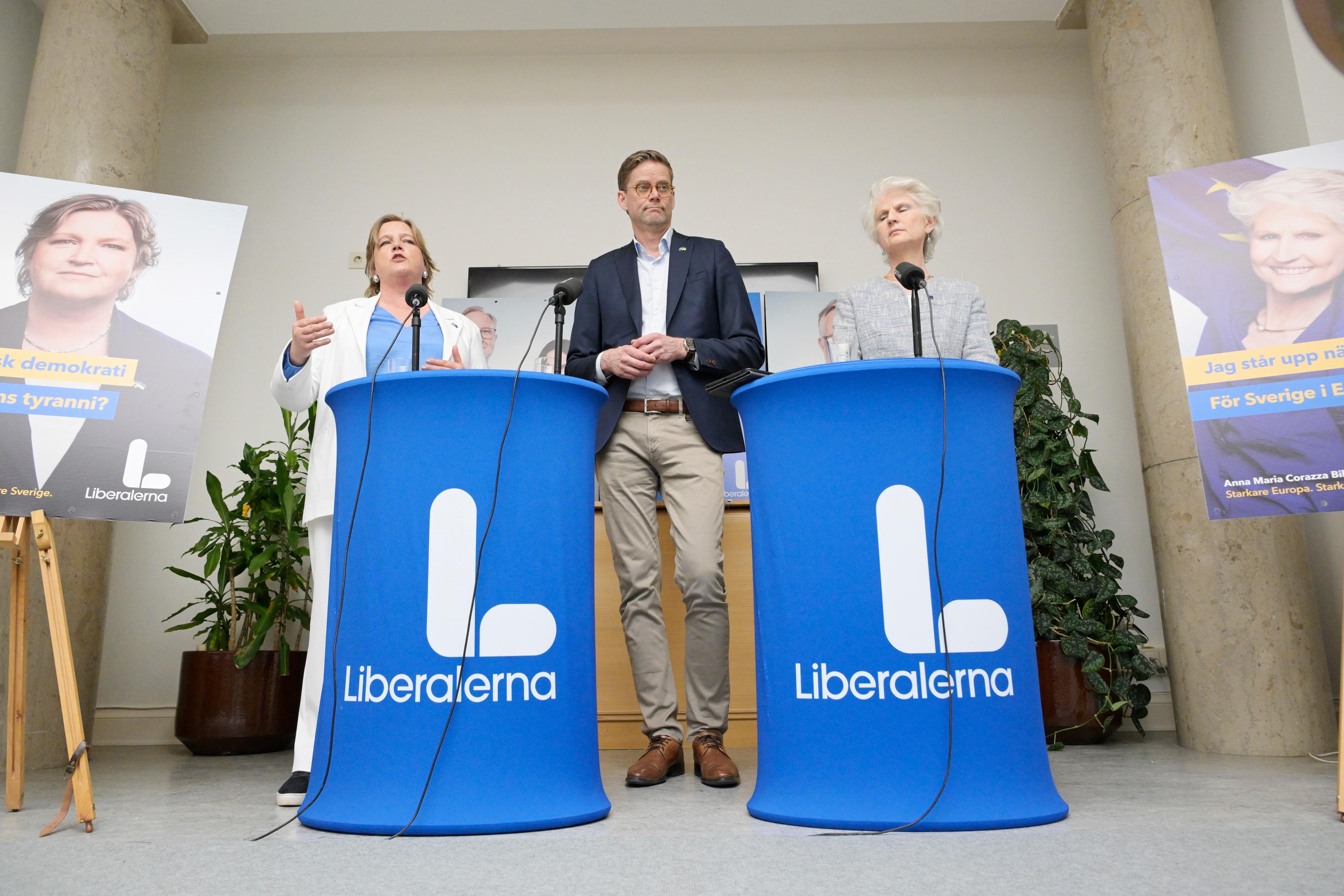 Liberalernas toppkandidater i EU-valet Karin Karlsbro och Anna Maria Corazza Bildt samt partisekreterare Jakob Olofsgård i mitten, presenterar partiets valmanifest. Foto: Janerik Henriksson/TT