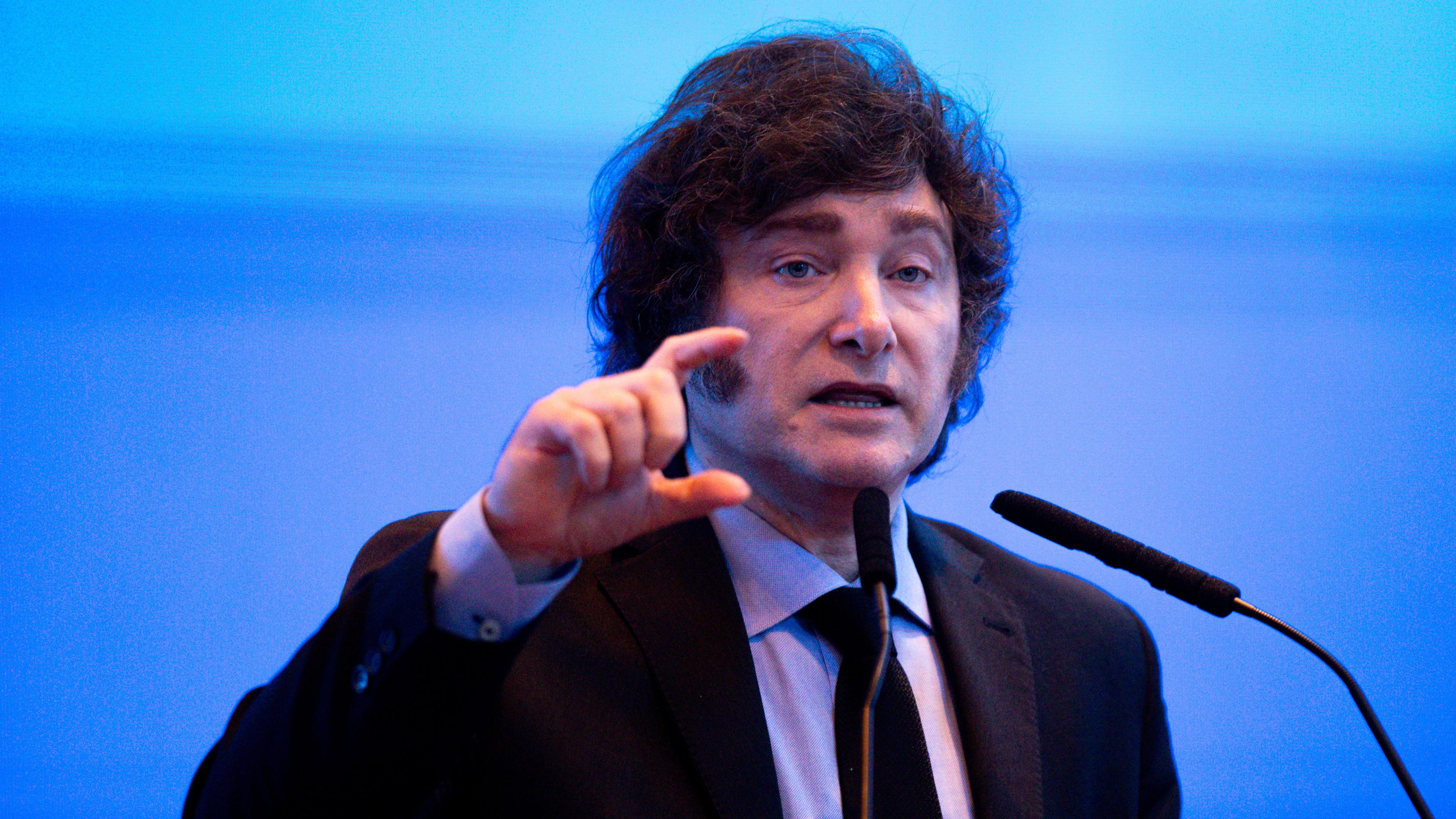 Javier Milei håller tal under ett evenemang den 26 mars anordnat av IEFA, International Economic Forum of the Americas, i Buenos Aires. Foto: Tomas Cuesta/Getty Images