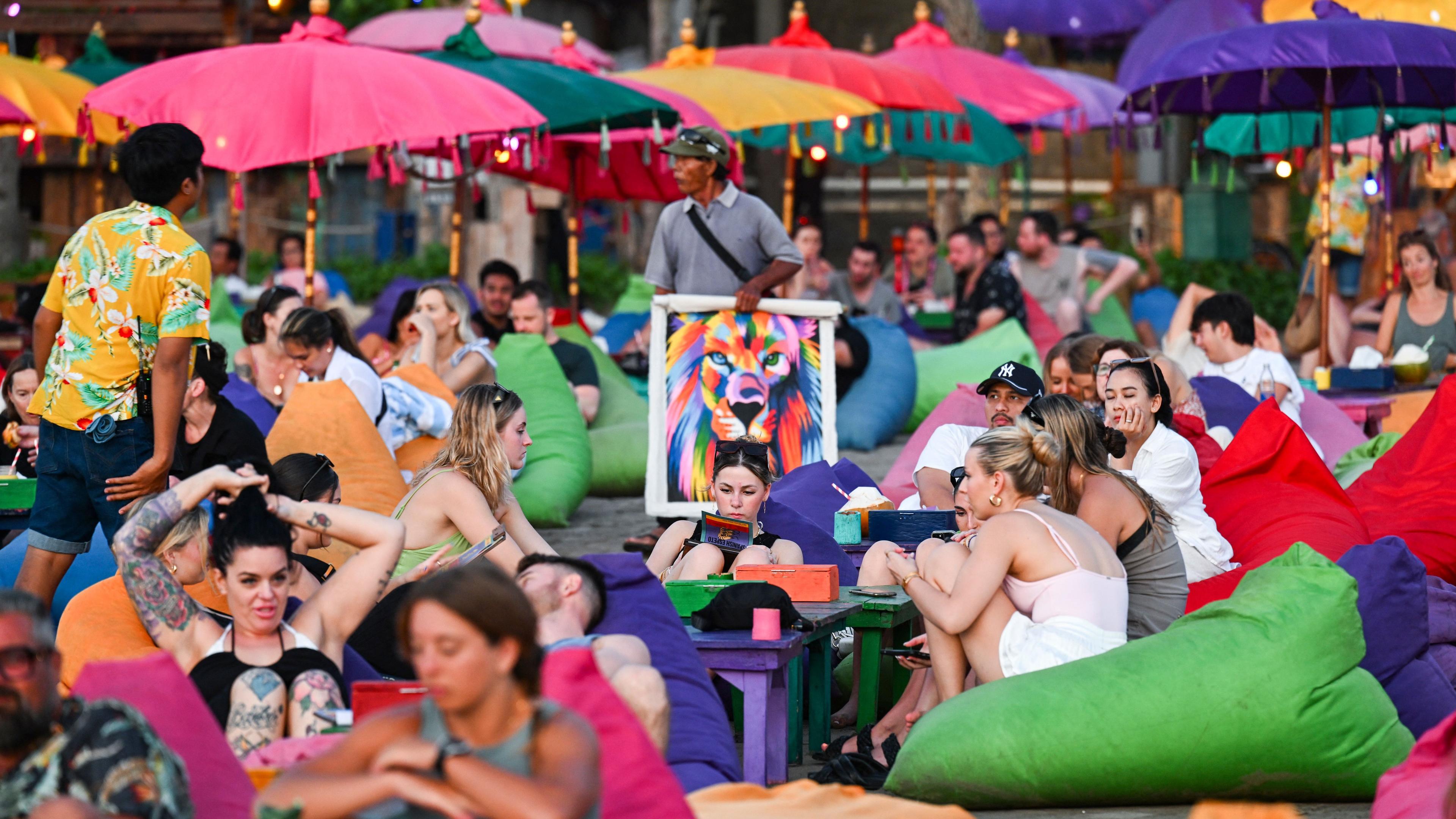 Turister på Kuta Beach i närheten av Denpasar på Bali. Landets myndigheter vidtar nu åtgärder för att hantera negativa konsekvenser av turism. Foto: Sonny Tumbelaka/AFP via Getty Images