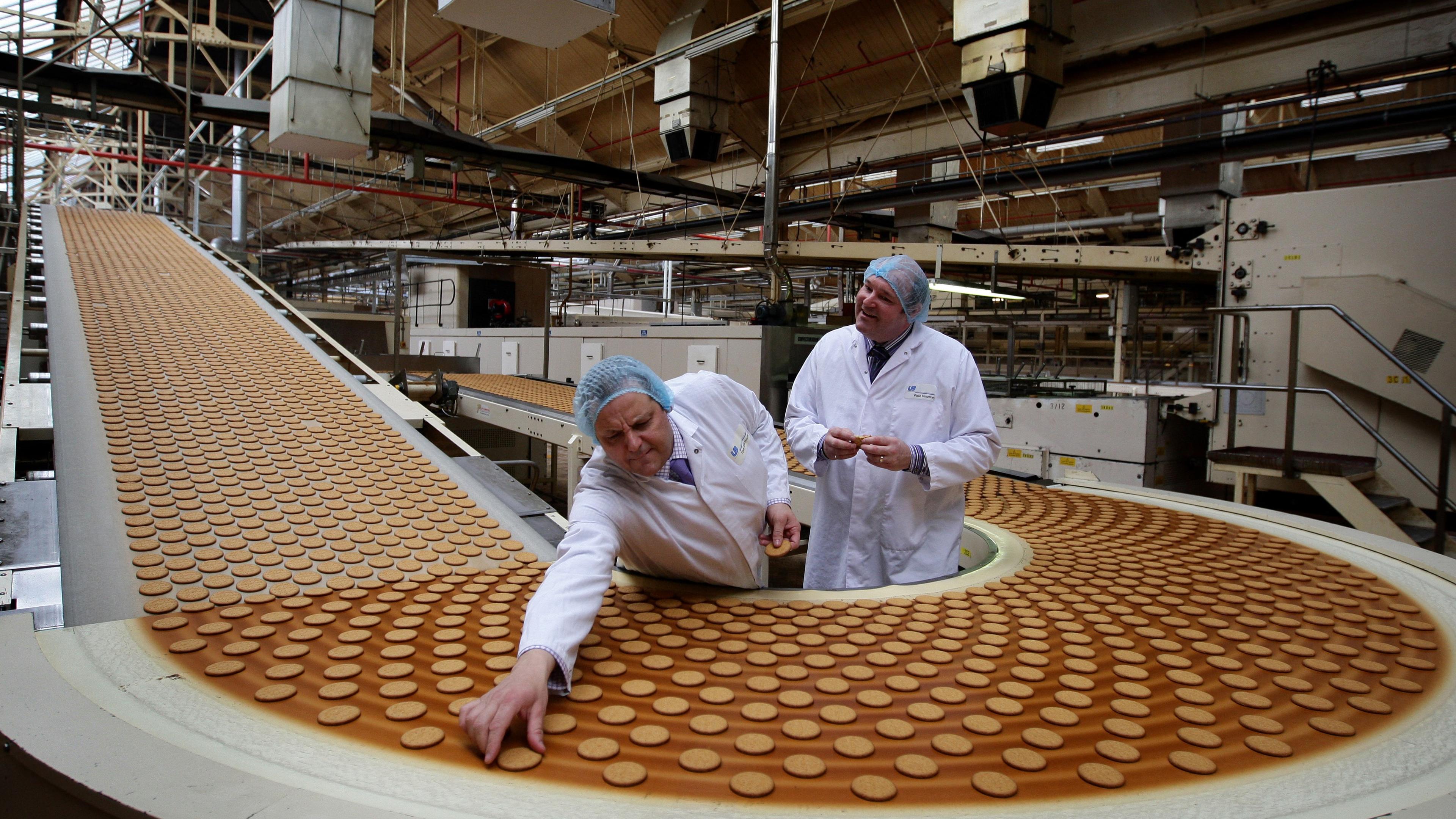 Den brittiska tillverkningsindustrin håller långsamt på att återhämta sig trots svag export och hög inflation. McVities kexfabrik i Stockport. Foto: Dave Thomson/Pool/AFP via Getty Images
