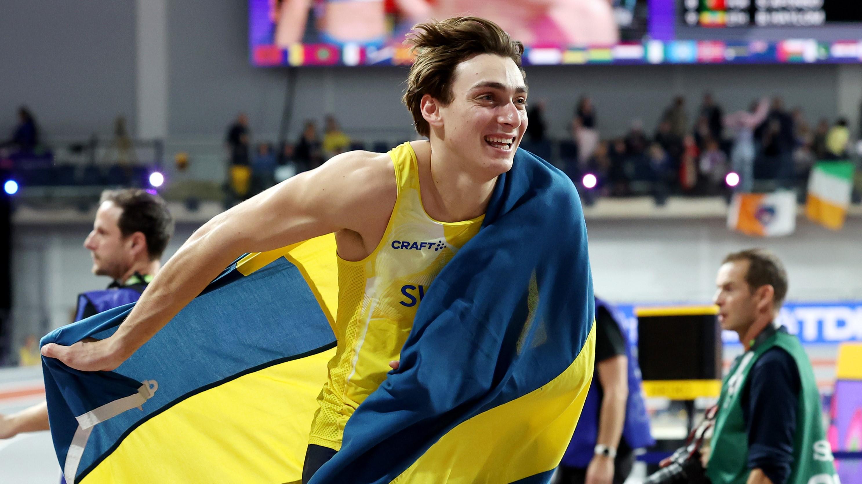 Armand Duplantis jublar efter VM-guldet inomhus i Glasgow för drygt en månad sedan. Nu har han chansen att kassera in ”extra pengar” om han skulle vinna OS-guldet i Paris i sommar. Foto: Ian MacNicol/Getty Images