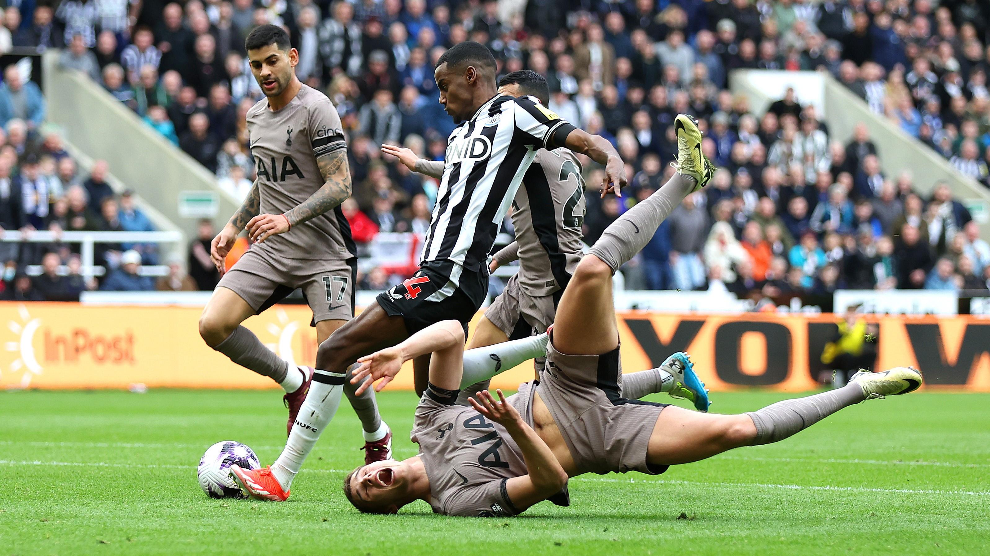 Alexander Isak gör mål på Tottenham Hotspur och går upp jämsides med en viss Zlatan vad gäller svenska bästanoteringar i Premier League. Foto: George Wood/Getty Images