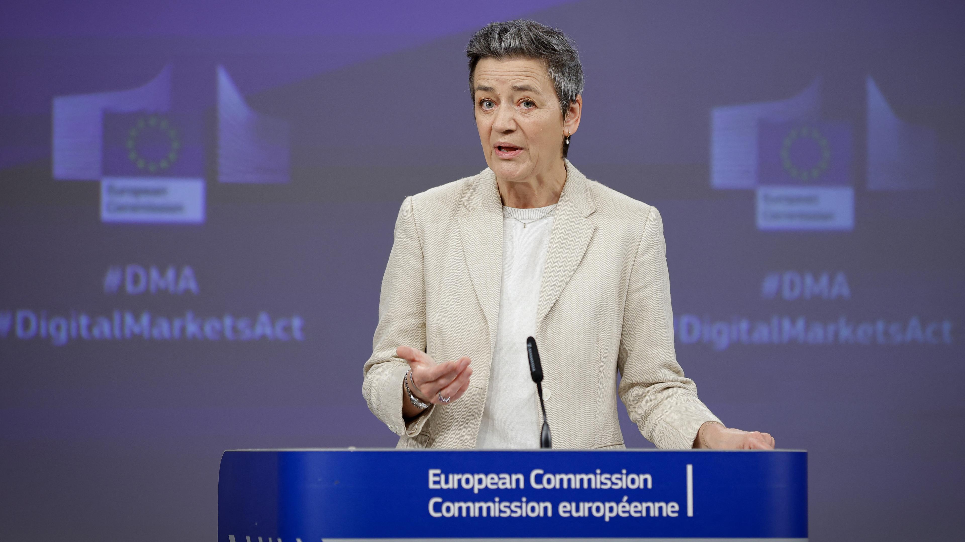 EU-kommissionens verkställande vice ordförande Margrethe Vestager presenterar utredningarna mot de tre ”grindvakterna” vid en presskonferens i Bryssel. Foto: Kenzo Tribouillard/AFP via Getty Images