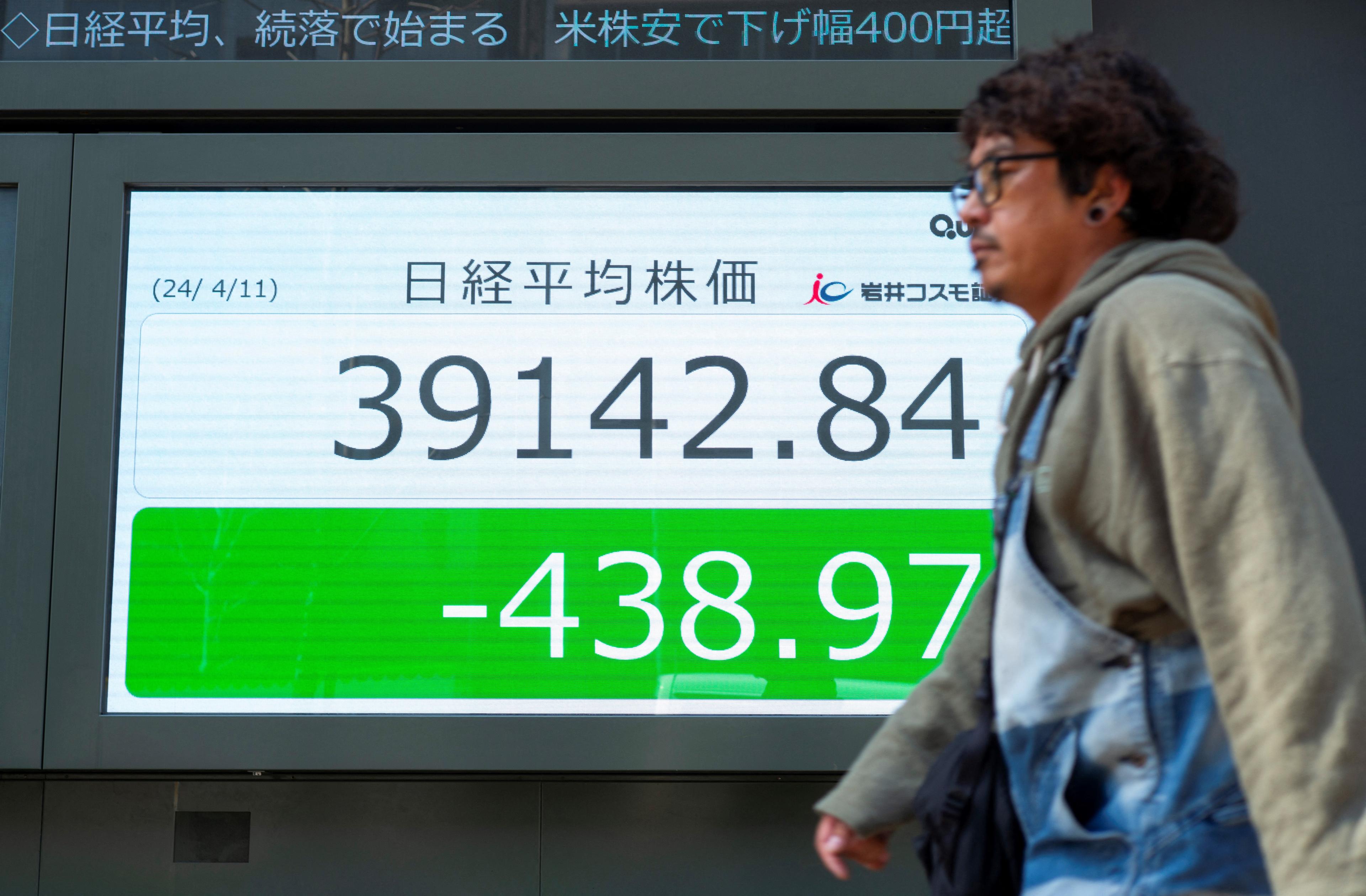 Handlarna tar delvis rygg på nedgångar på Wall Street i fredags, men väger också in risken att situationen i Mellanöstern blir värre. Foto: Kazuhiro Nogi/AFP via Getty Images