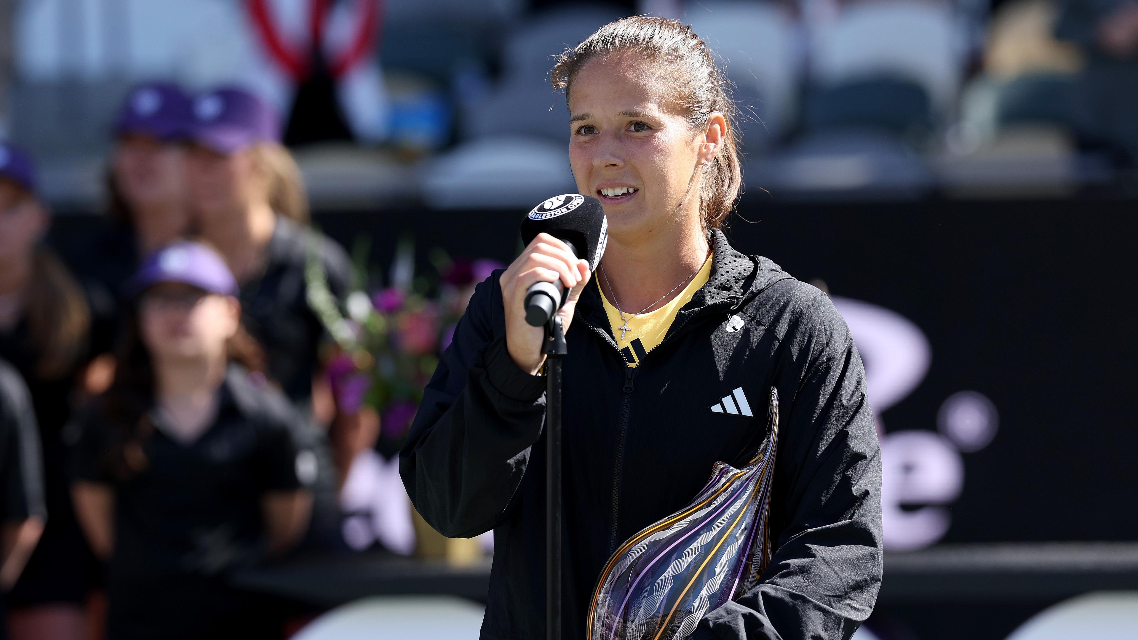 26-åriga ryskan Daria Kasatkina är elva på världsrankingen i tennis. Hon har chans att kvalificera sig till WTA-finalerna i Riyadh, Saudi i november. Hon säger att hon har fått garantier för hennes säkerhet. Foto: Elsa/Getty Images