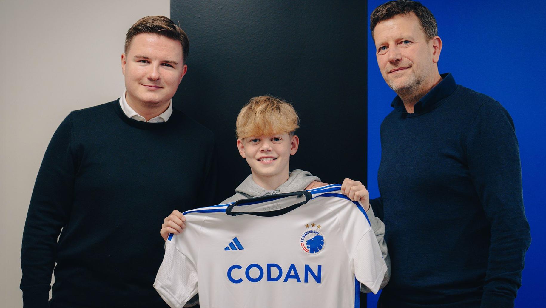 Han är inte så stor. Inte alls fullvuxen på något sätt. Men en stor talang, såklart. 15-årige Mads Jörgensen, här med FC Köpenhamns Mikkel Köhler och Sune Smith-Nielsen har skrivit på ett kontrakt som ger honom en årslön på cirka en miljon kronor. Foto: Gaston Szerman