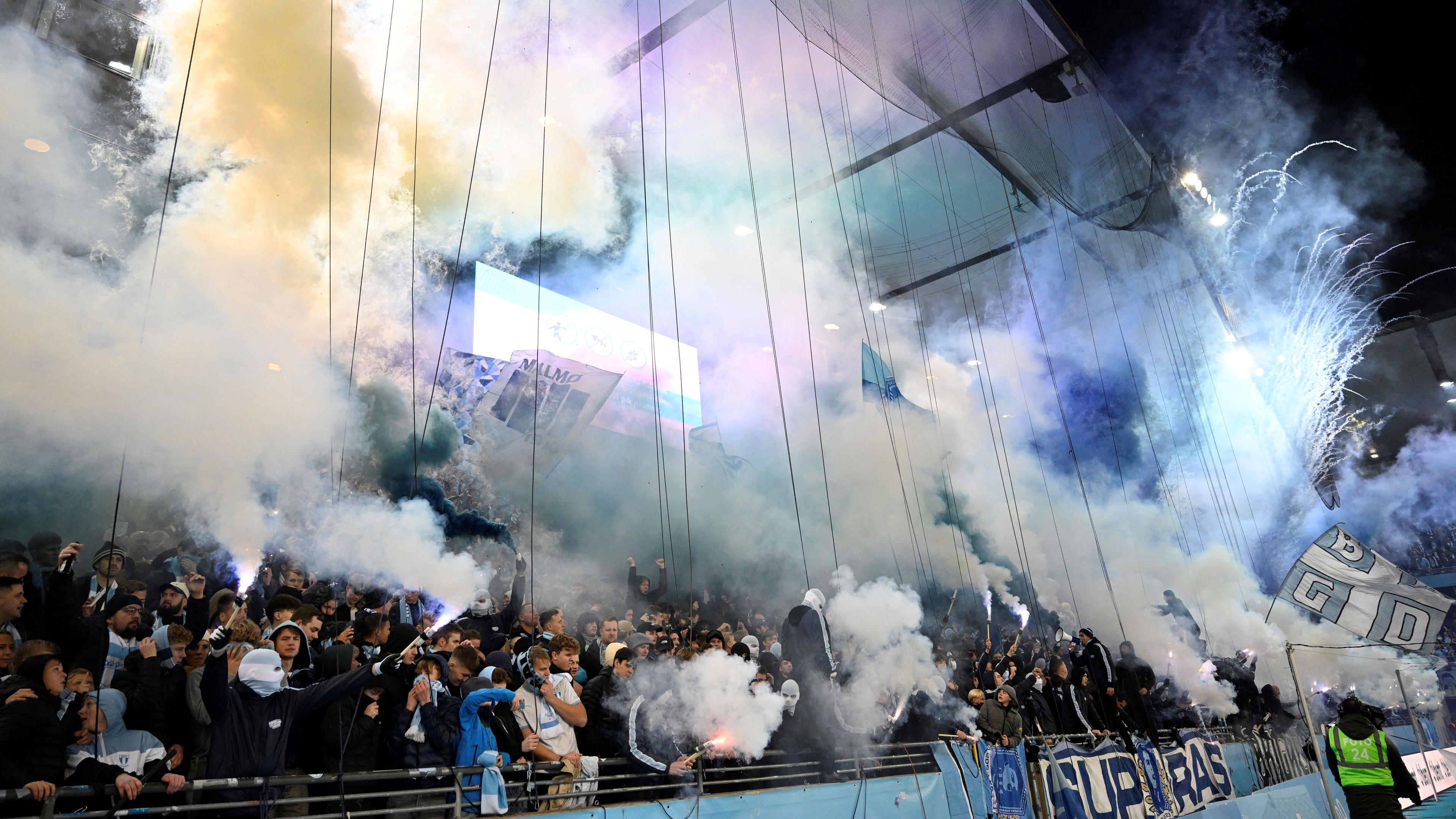 Bengaler och annan pyroteknik genomsyrade ”finalmatchen” i förra årets allsvenska mellan Malmö FF och Elfsborg. Men att efterspelet också skulle komma att handla om en forskare i supporterkultur på ett av Sveriges universitet – som kastade öl på en ordningsvakt. Ja, det är nästan svårt att ta in. Foto: Johan Nilsson/TT