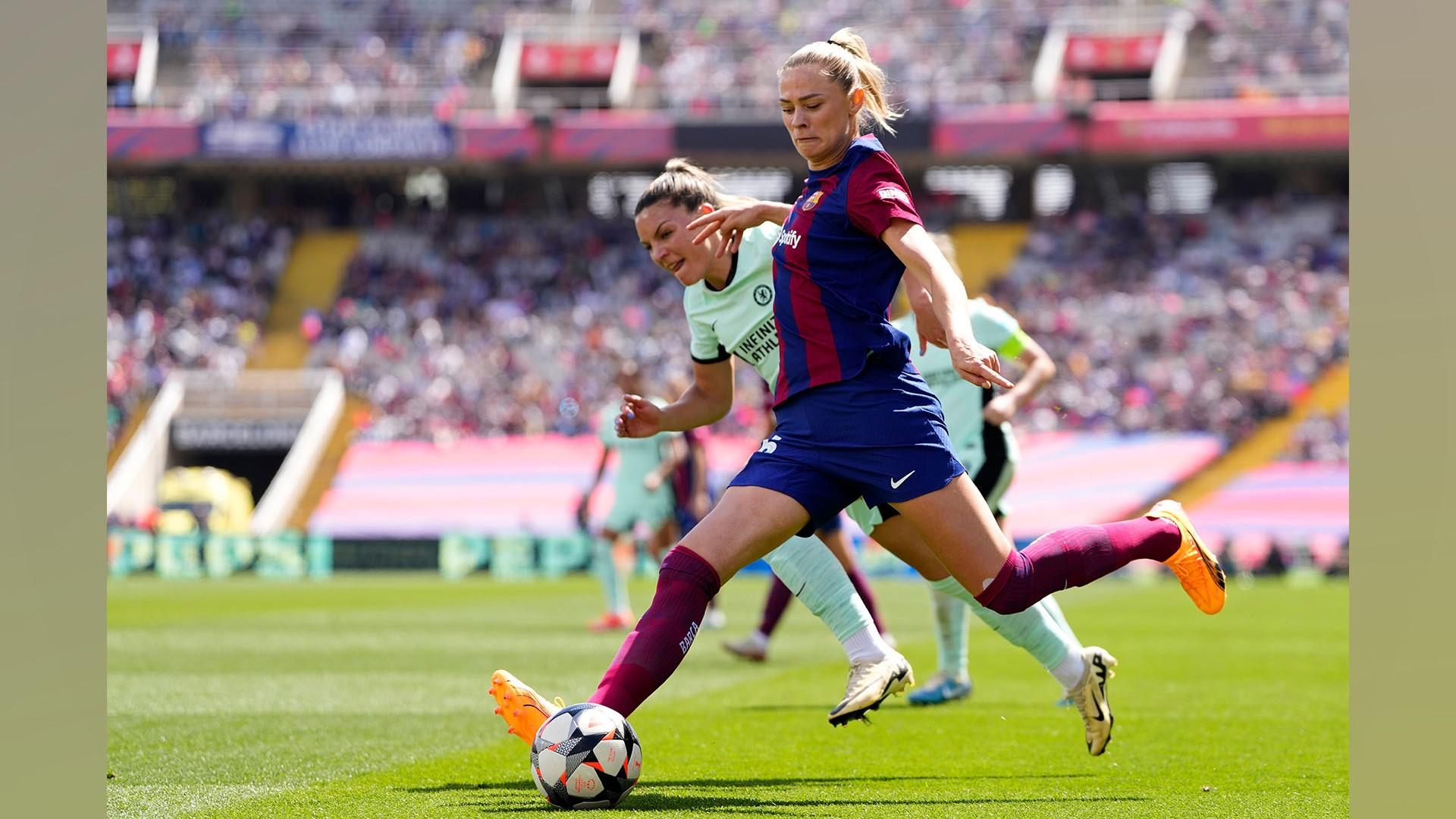 Blågul duell. Barcelonas Fridolina Rolfö försöker komma till skott hårt uppvaktad av Chelseas Johanna Rytting Kaneryd i den första Champions League-semifinalen. Foto: Jose Breton/AP/TT