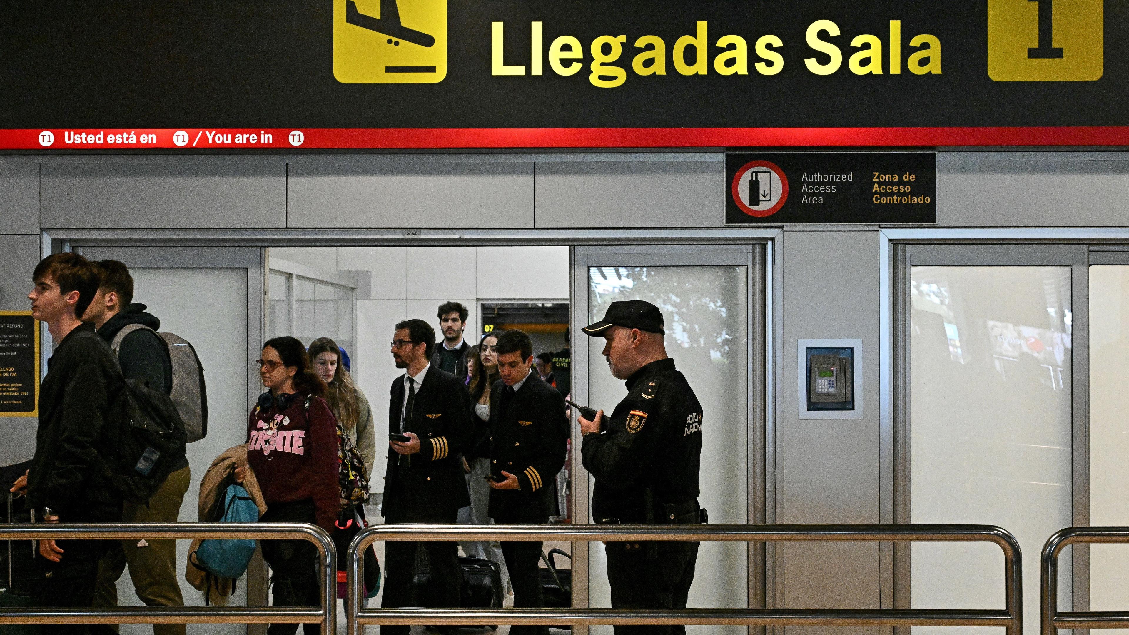 Spansk polis stod och väntade på att före detta fotbollsbasen Luis Rubiales skulle sticka ut nosen i transithallen på flygplatsen i Madrid. Så fort Rubiales gjorde just så arresterades han. Foto: Javier Soriano/Getty Images