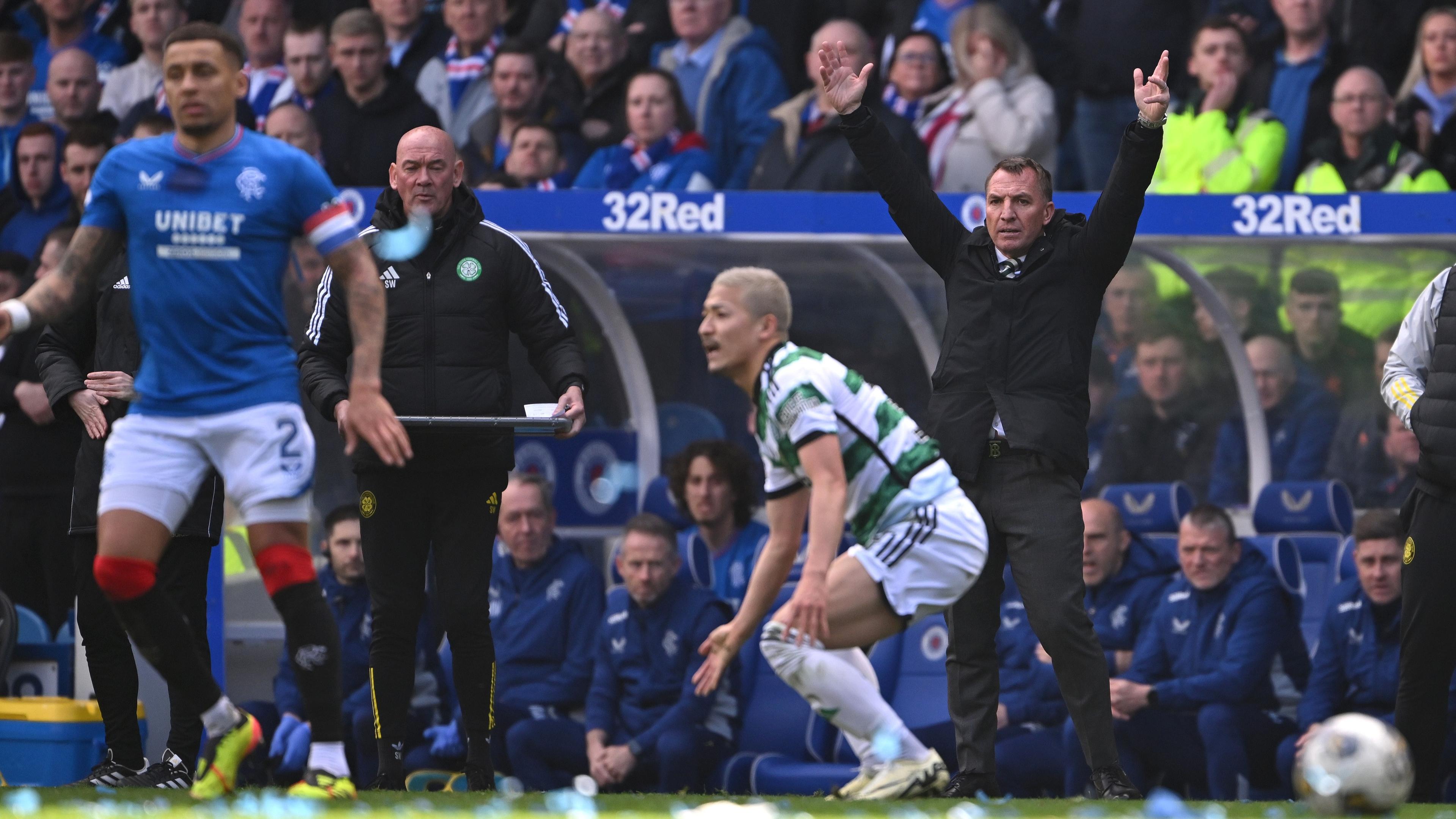 Celtics manager Brendan Rodgers reagerar på spelet i matchen Rangers-Celtic i söndags (3-3). Men efterspelet handlar om föremål som kastades in mot Celtics avbytarbänk. Foto: Stu Forster/Getty Images