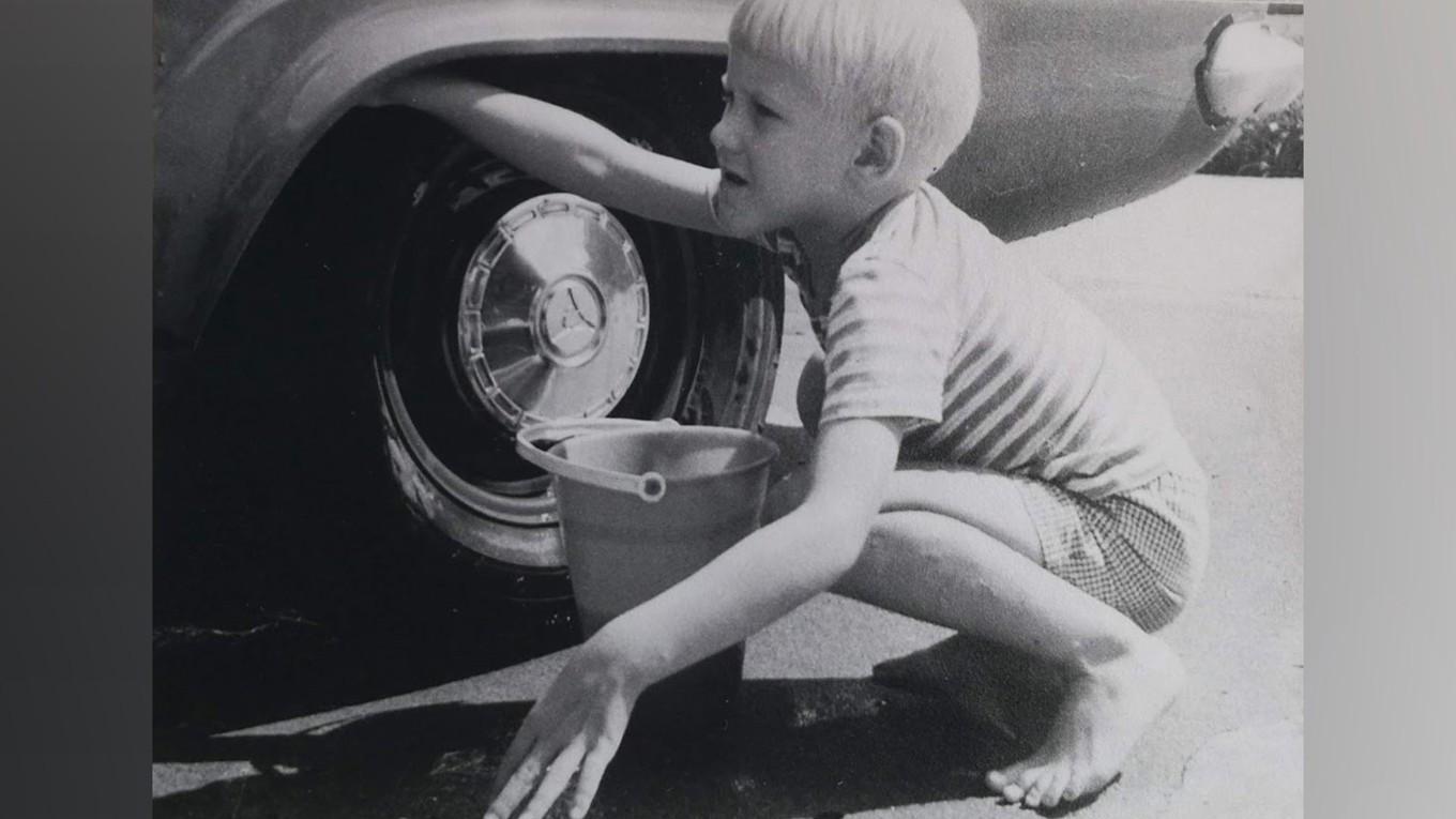 Jag tvättar vår amerikanska bil. Foto: Lars Johansson