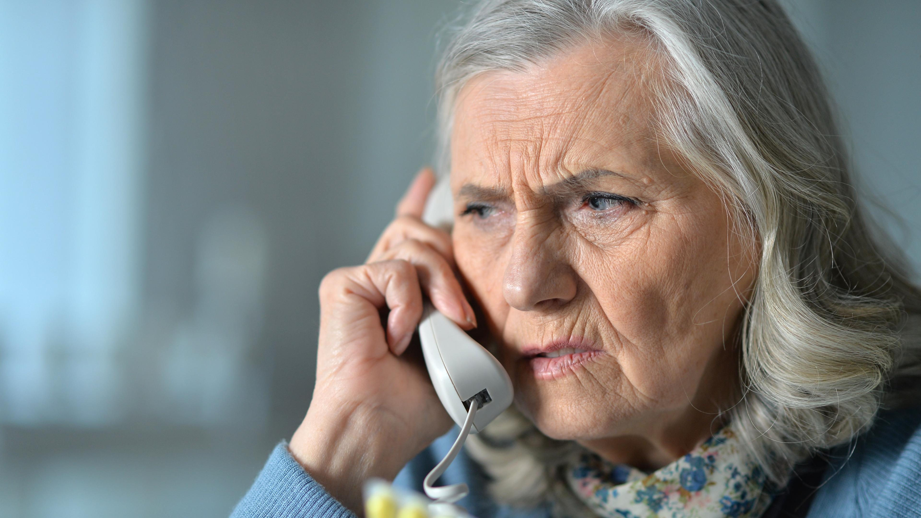 Debattören menar att alla medborgare har rätt att känna trygghet i sin livsmiljö. Och att samhället bör ta ett samlat grepp kring telefonbedrägerierna. Foto: Ruslan Huzau/Shutterstock