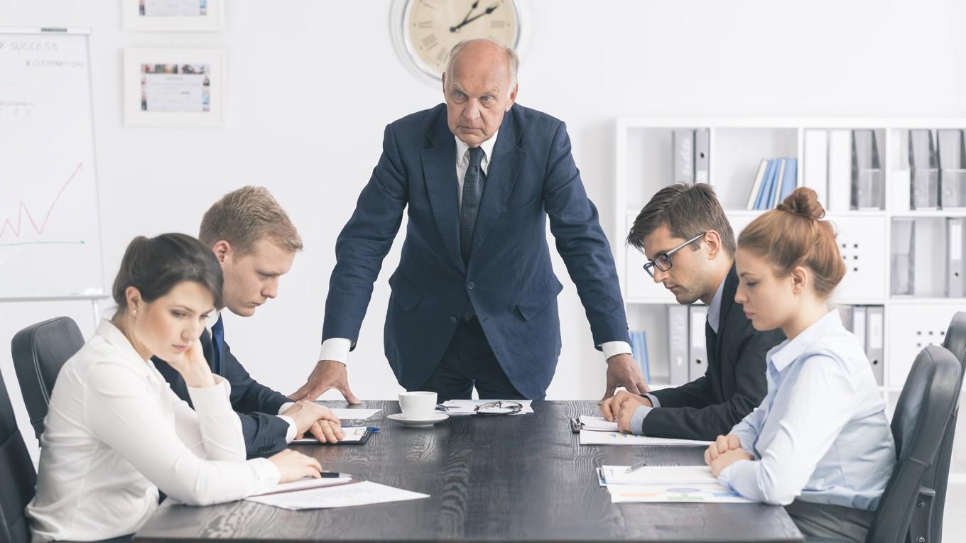 En studie har visat på ett samband mellan chefens ledarstil och medarbetarens blodtryck. Med en chef som bryr sig kan man sänka ett högt blodtryck. Foto: Ground Picture/Shutterstock