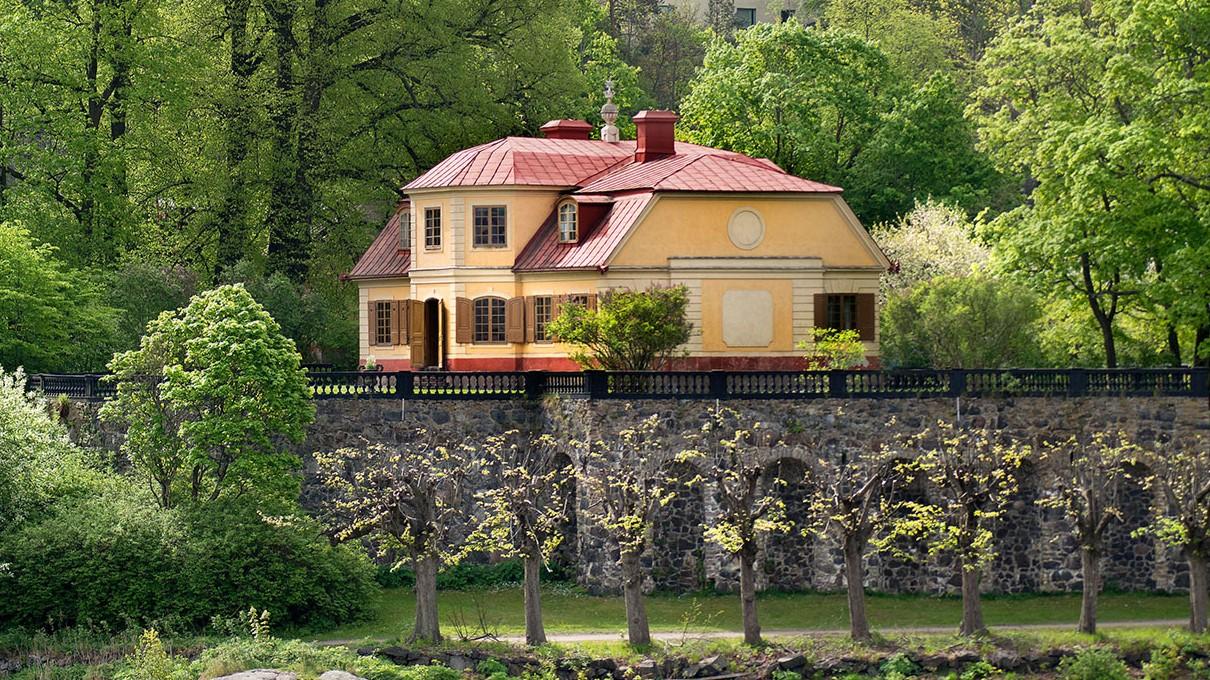 På våren och sommaren kan besökare boka in sig på guidade visningar av Svindersvik, som numera är utnämnt till ett byggnadsminne. Svindersvik var förr en sommarvilla där olika familjer tillbringade sina somrar. Foto: Peter Segemark, Nordiska museet