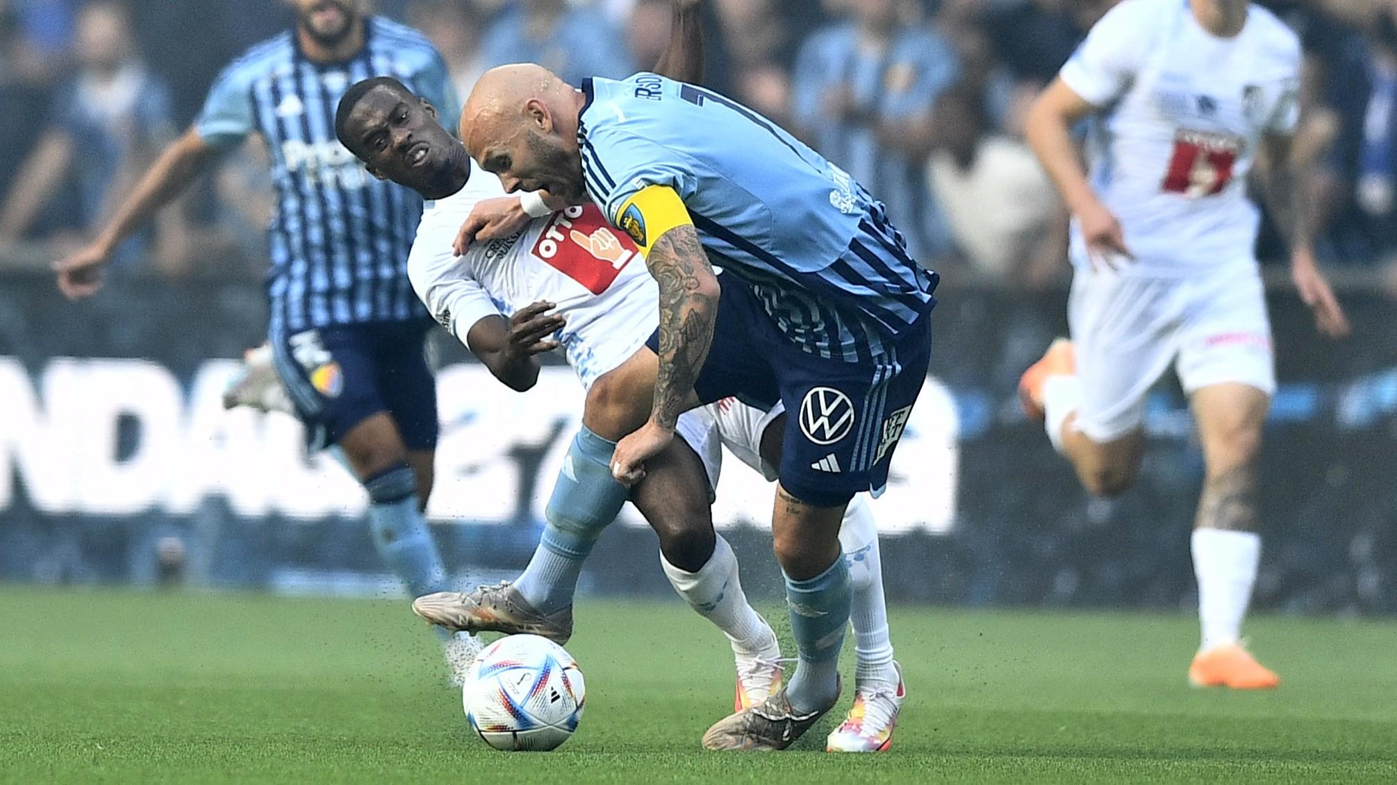 Djurgårdens Magnus Eriksson i duell med Luzerns Teddy Okou under förra årets Conference League-match. Om den svenska Tv-tittaren vill se svenska lag i Europa i framtiden är det Disney + som gäller. Foto: Caisa Rasmussen/TT/AFP/Getty Images