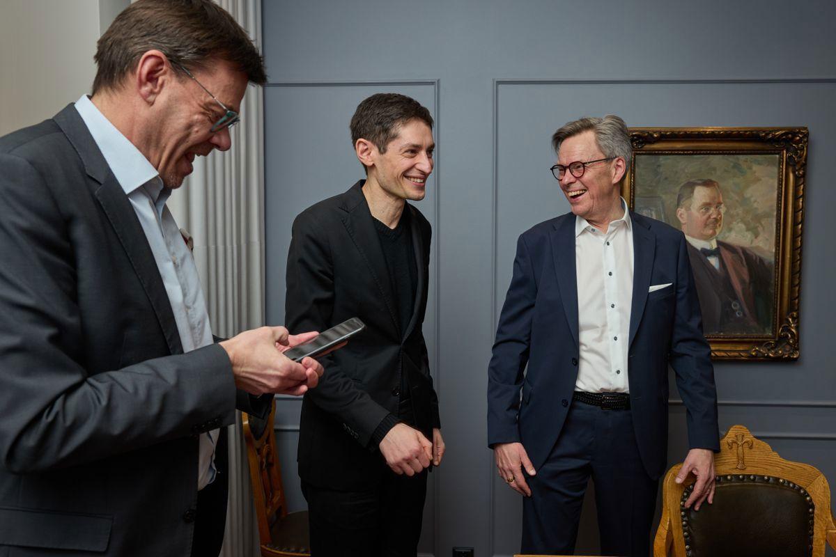 På bilden ses Tom Westermark, vd för Harry Schaumans Stiftelse, Peter Wolodarski, chefredaktör och affärsområdeschef för Dagens Nyheter, och Stefan Björkman, ordförande för Harry Schaumans Stiftelse. Foto: Linus Lindholm