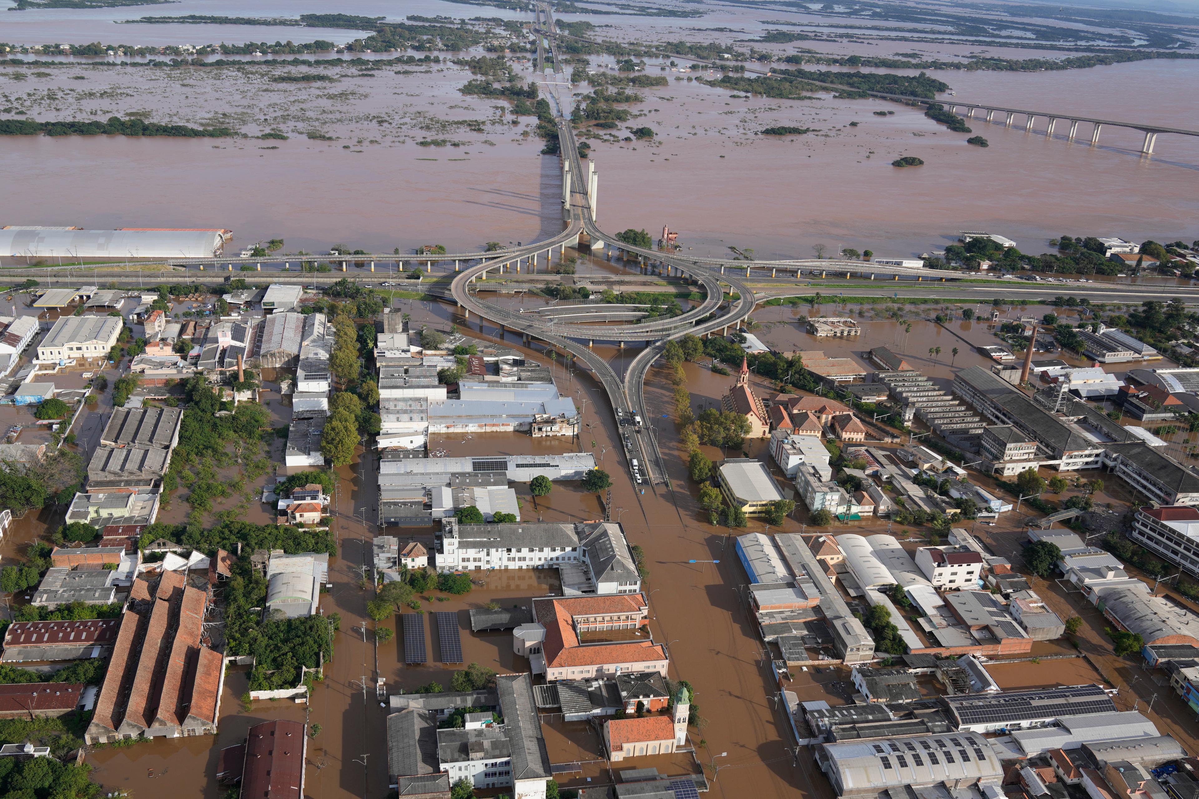 Stora delar av storstaden Porto Alegre i södra Brasilien är översvämmade. Foto: Andre Penner/AP/TT