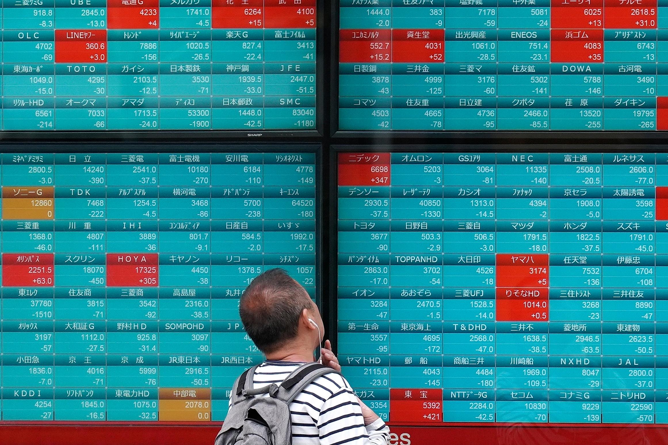 Det pekade uppåt i Hongkong och i Tokyo i den inledande fredagshandeln. Foto: Eugene Hoshiko/AP/TT