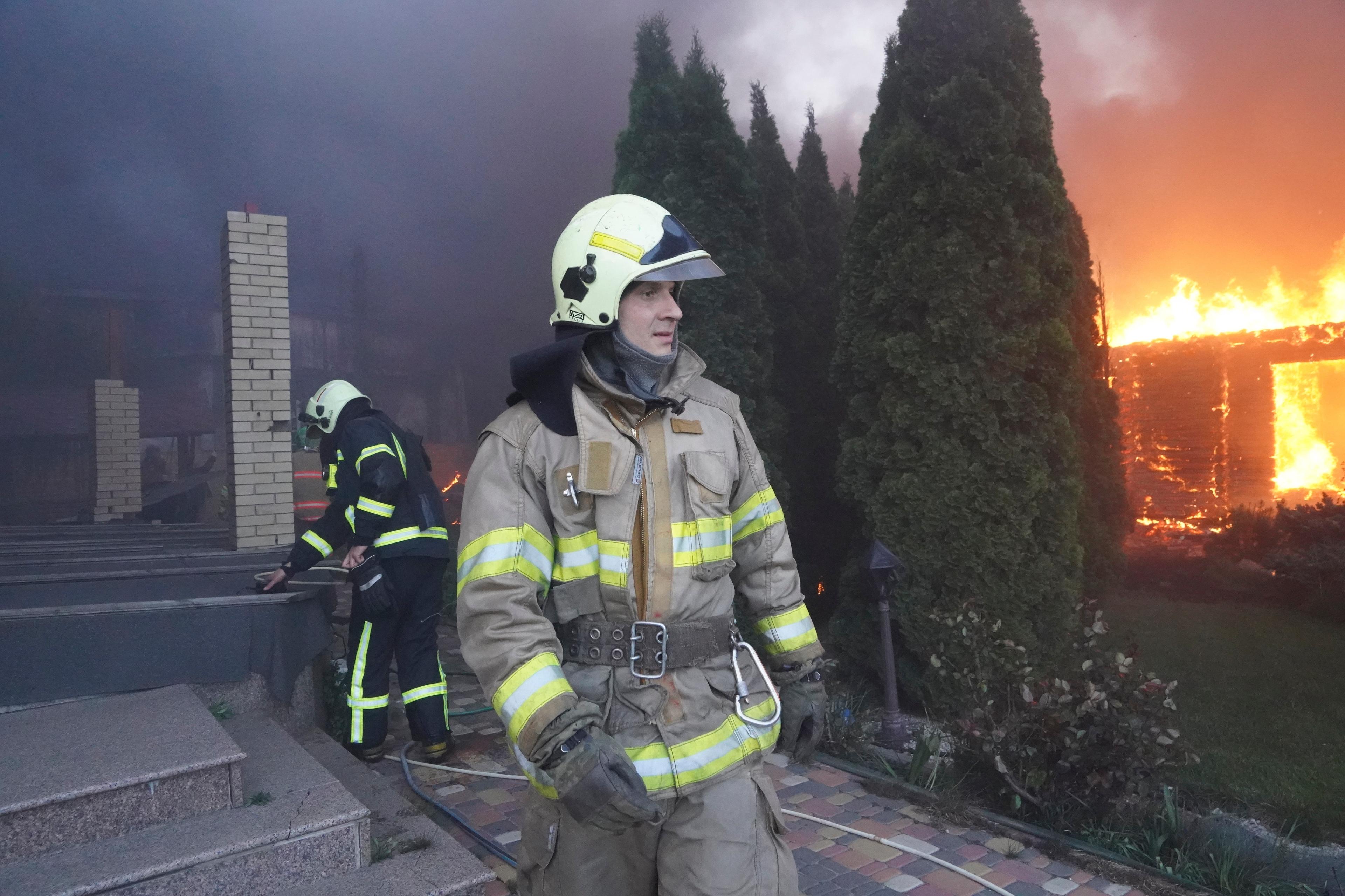 Brandmän vid ett hus som träffats av rysk beskjutning i Charkiv tidigare i maj. Arkivbild. Foto: Andrii Marienko/AP/TT