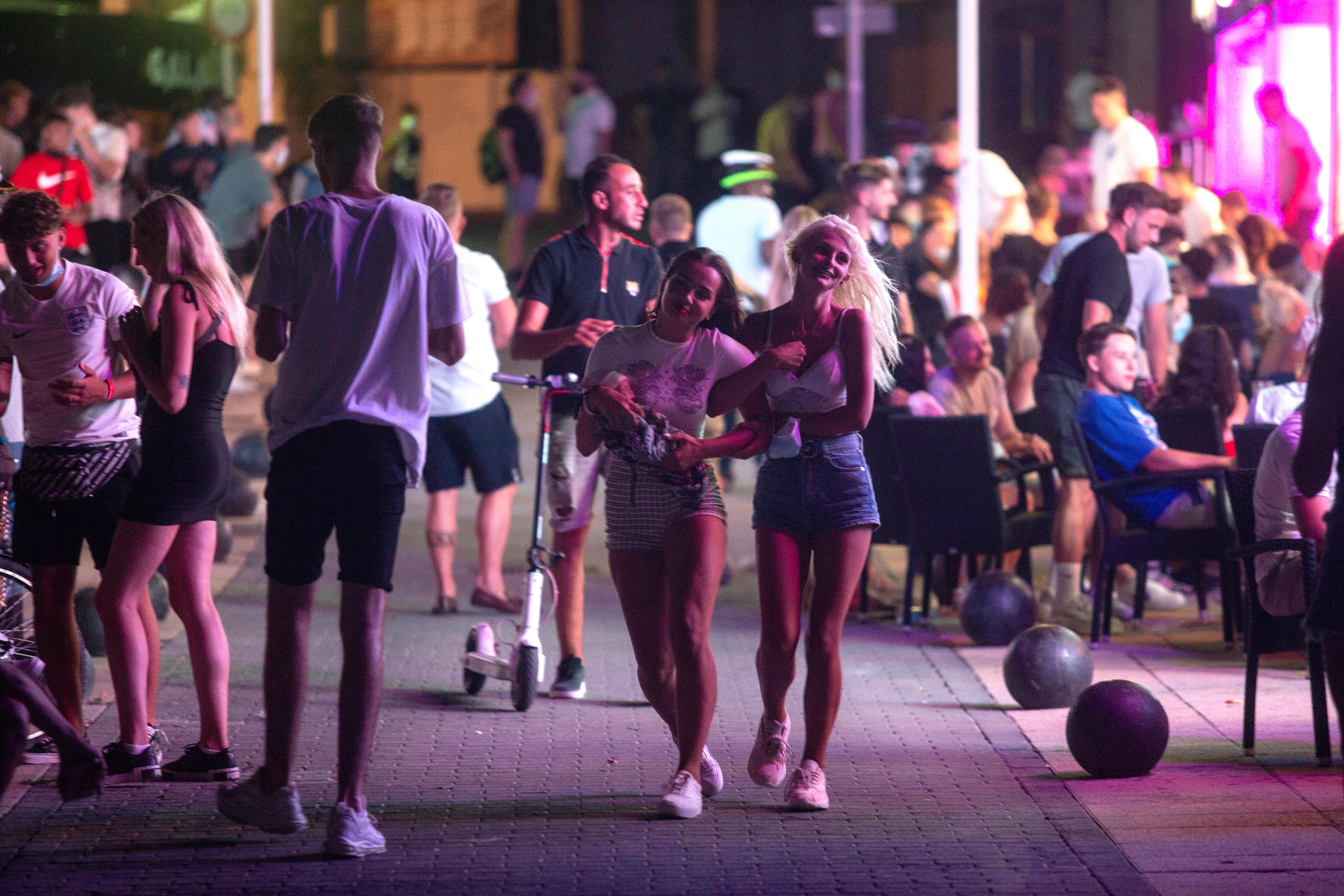 Glada turister i Magaluf på Mallorca, en av de spanska öar som omfattas av de skärpta reglerna kring festande. Foto: Joan Mateu/AP/TT