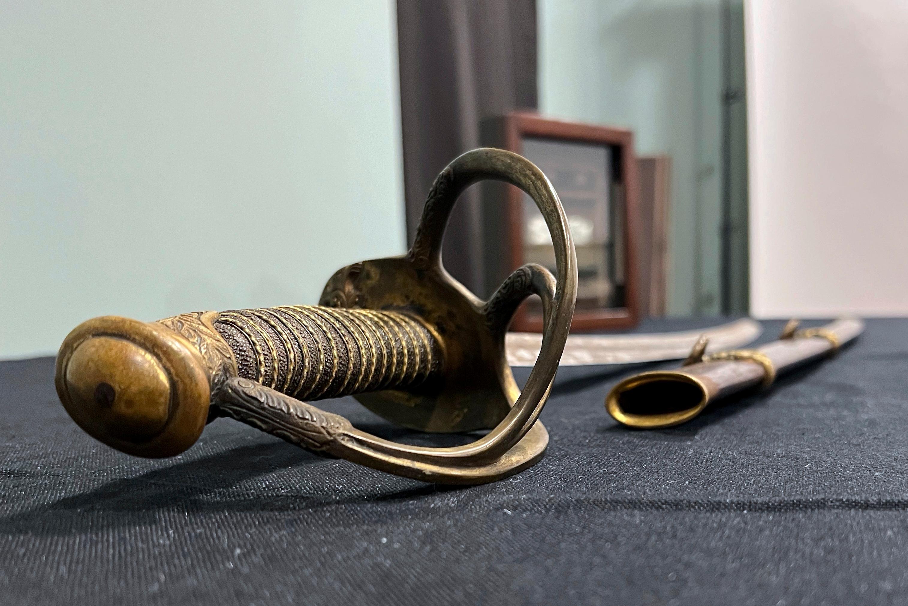 Shermans sabel, som snart kommer att auktioneras ut. Foto: Patrick Orsagos/AP-TT
