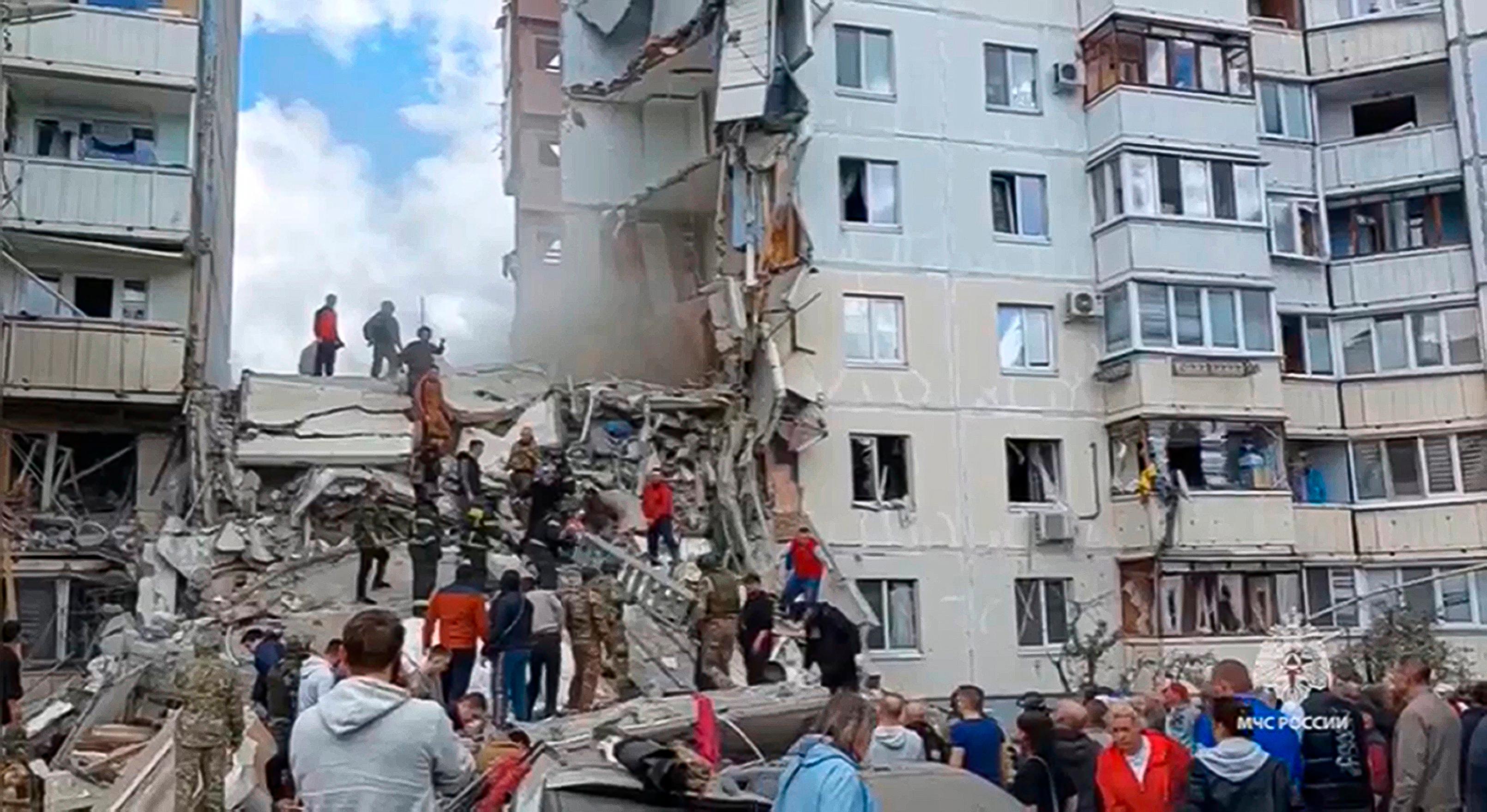 Den kollapsade byggnaden i Belgorod i regionen med samma namn i västra Ryssland. Bilden är distribuerad av ryska räddningstjänsten. Foto: Ryska räddningstjänsten via AP/TT