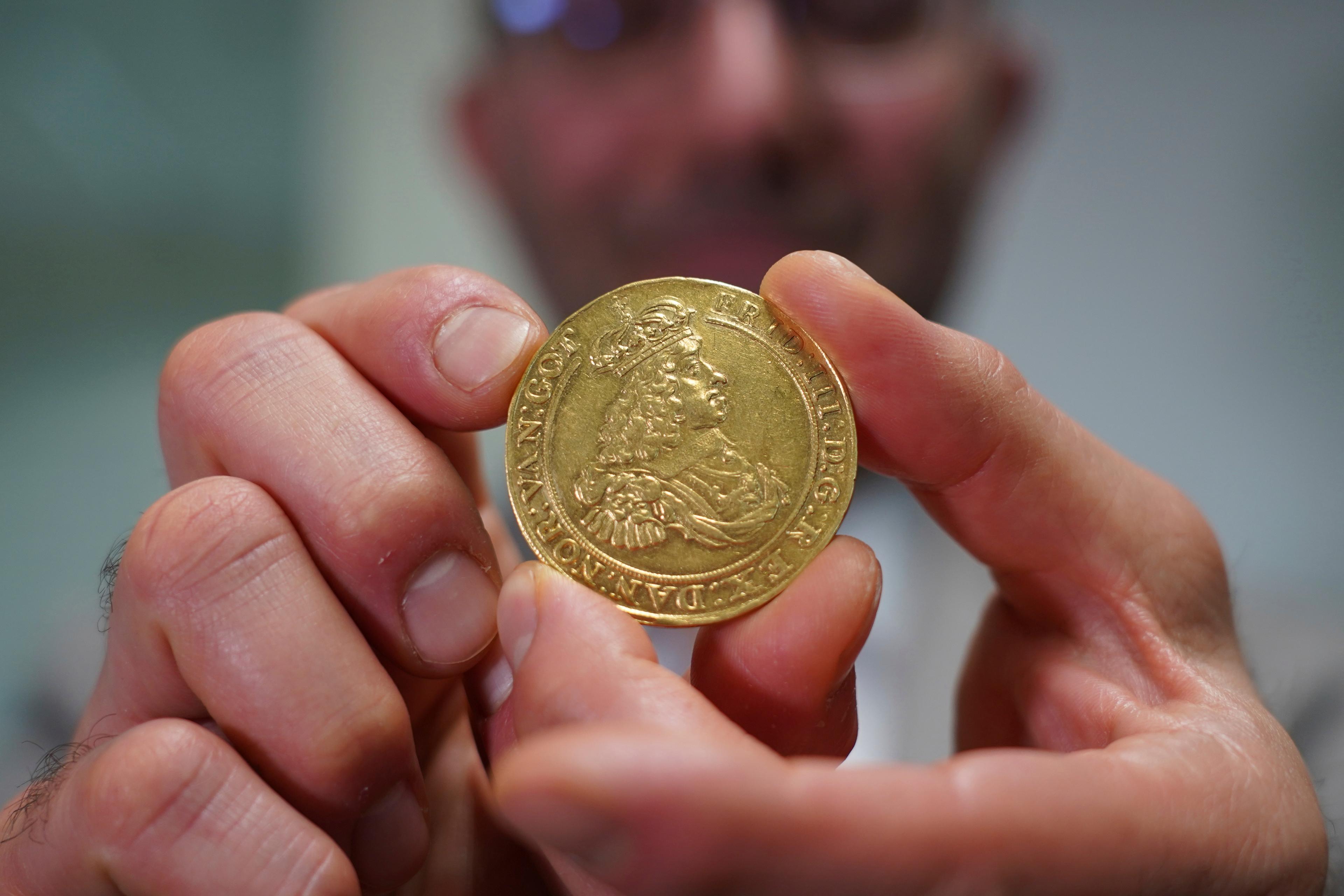 Ett guldmynt som en gång tillhörde den danska kungen Frederik VII:s samling och som nu har ingått i Bruuns samling, som säljs efter 100 år. Foto: James Brooks/AP/TT