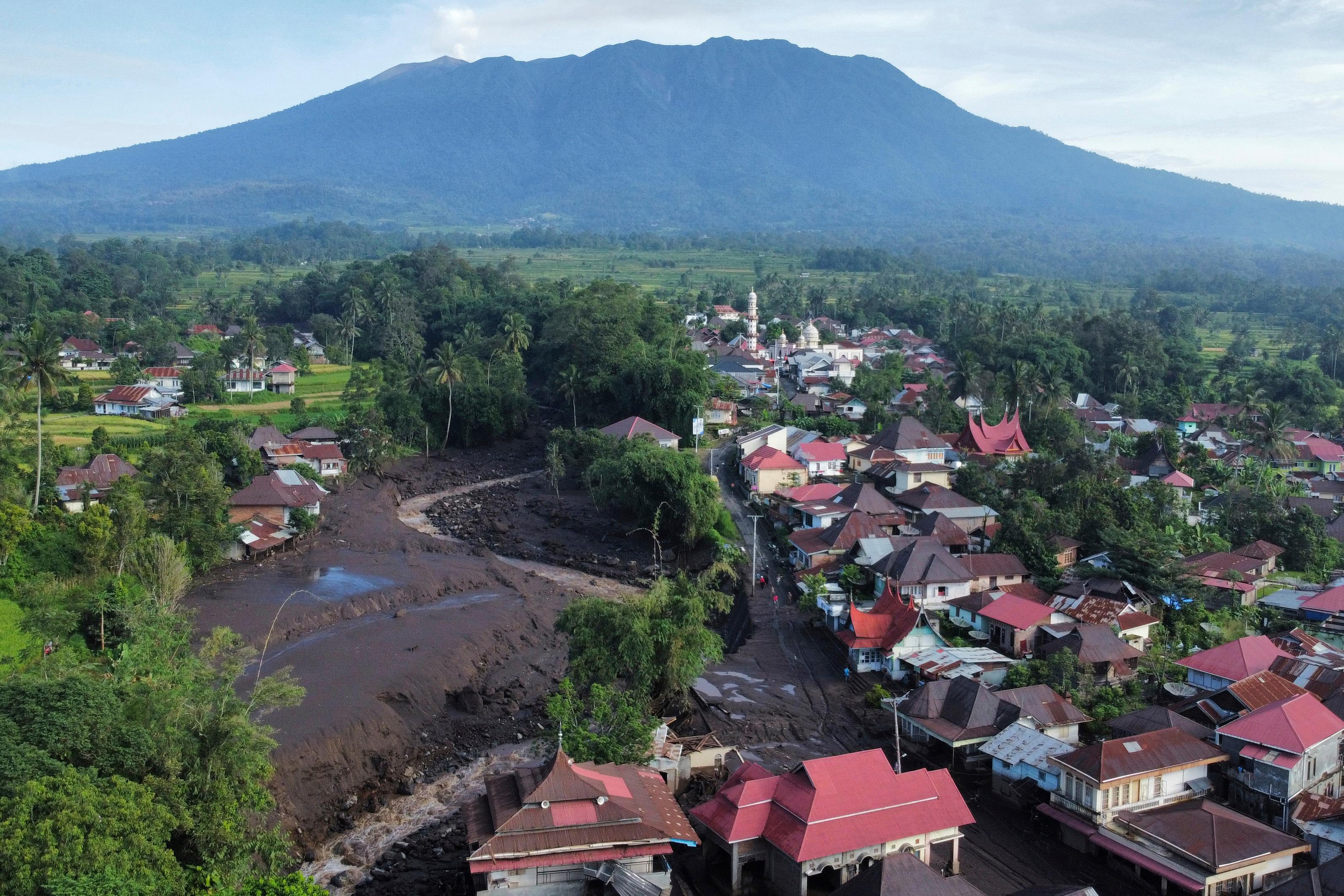 En överblick av orten Tanah Datar i västra Sumatra, som är en av de värst drabbade orterna efter helgens oväder. Bilden togs av en drönare på måndagen, lokal tid. Foto: Ali Nayaka/AP/TT
