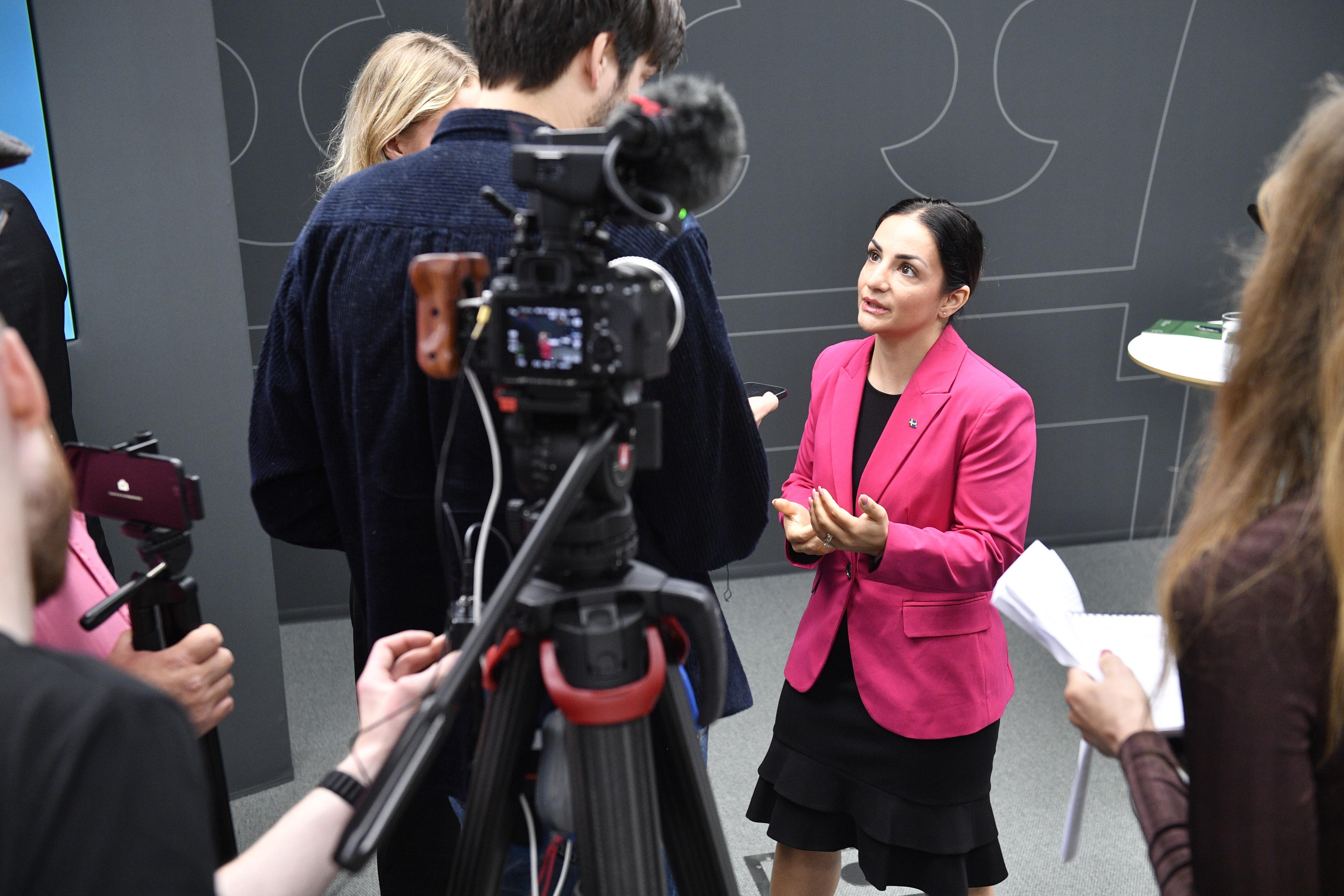 Kulturminister Parisa Liljestrand (M) intervjuas i samband med att hon tar emot betänkandet från 2023 års parlamentariska Public service-kommitté, under en pressträff på måndagen. Foto: Samuel Steén/TT