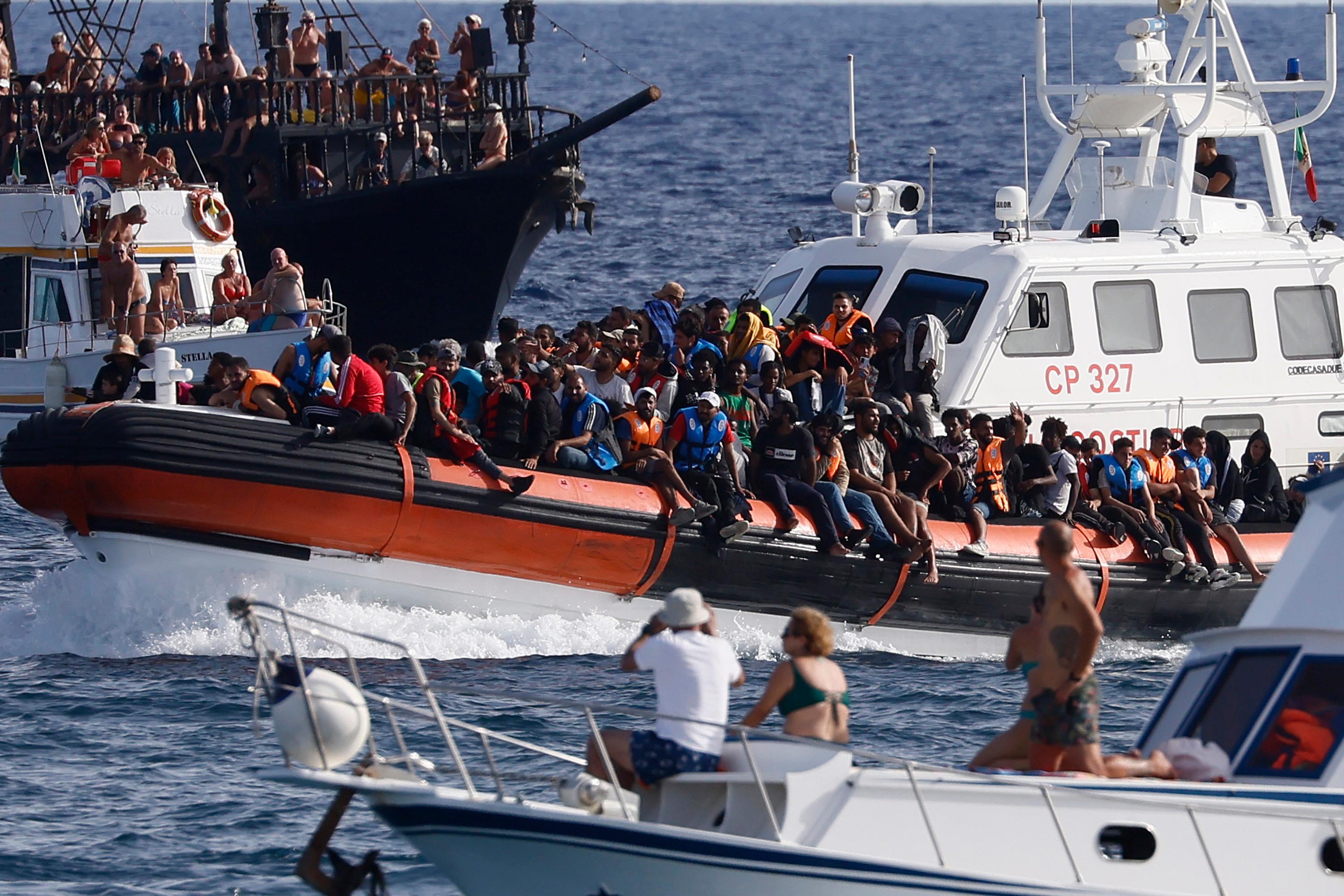 Migranter på väg in till hamnen i Lampedusa ombord på ett italiensk kustbevakningsfartyg. Arkivbild. Foto: Cecilia Fabiano/La Presse/AP/TT