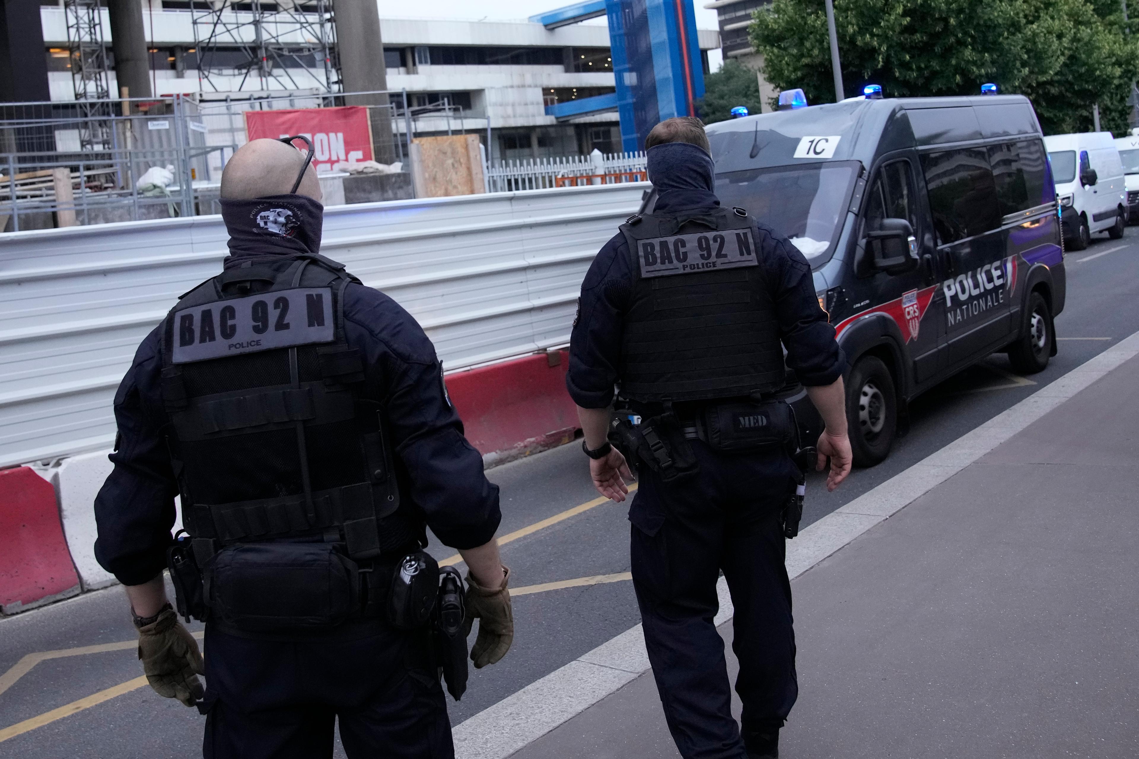 En massiv polisinsats pågår. Arkivbild på poliser i Frankrike. Foto: Christophe Ena/AP/TT