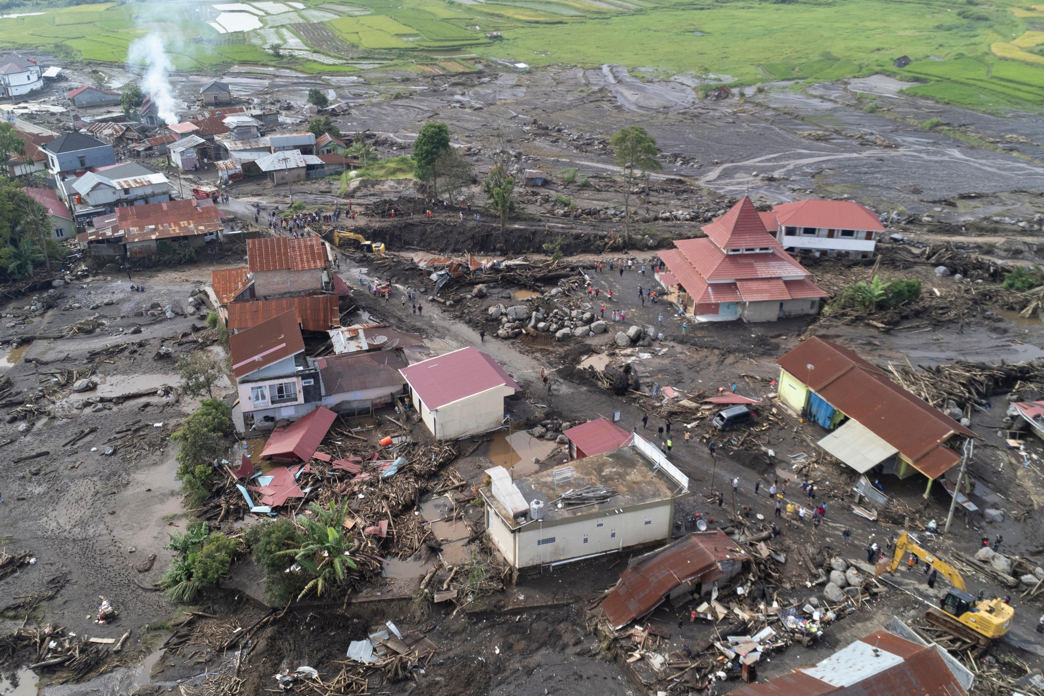 Drönarfoto visar en by drabbad av de stora översvämningar skyfall orsakat på västra Sumatra i Indonesien under helgen. Foto: Sutan Malik Kayo/AP/TT