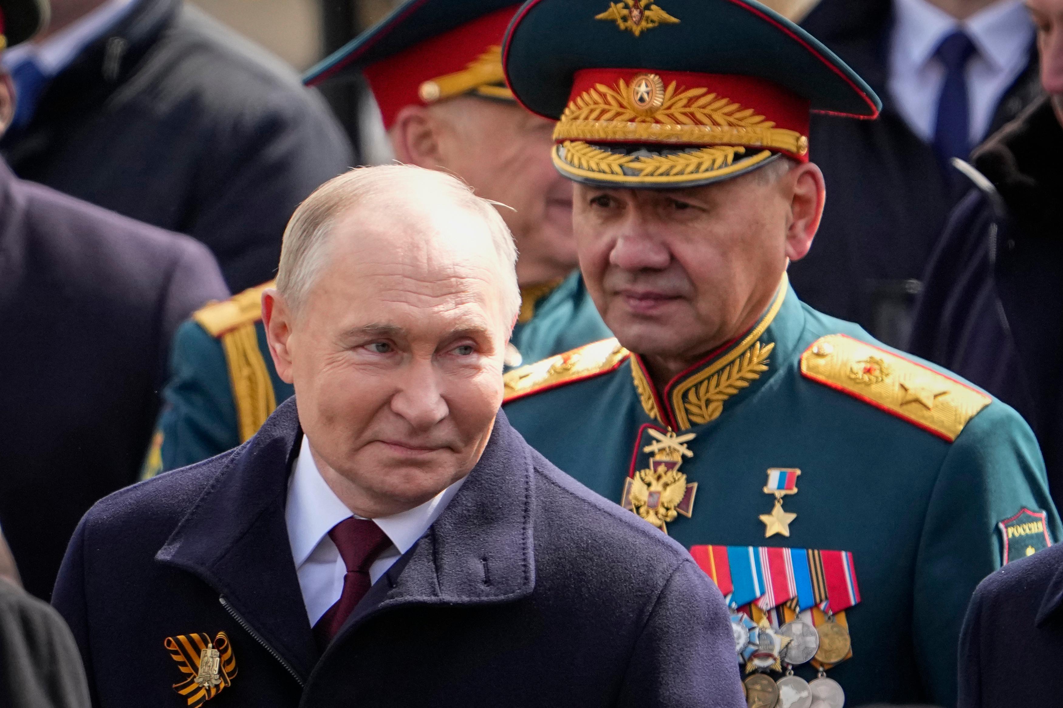 Rysslands president Vladimir Putin, här med den ersatte försvarsministern Sergej Sjojgu bakom sig vid förra veckans segerdagsparad i Moskva. Några dagar senare fick Sjojgu ett nytt jobb. Foto: Alexander Zemlianichenko/AP/TT