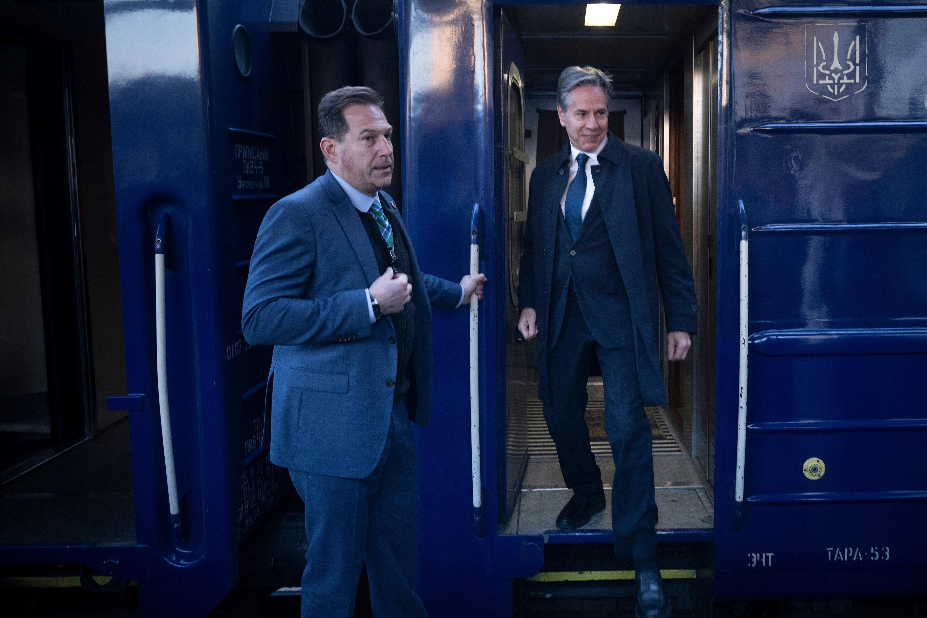USA:s utrikesminister Antony Blinken, till höger, anländer till Kiev med tåg från Polen. Foto: BRENDAN SMIALOWSKI/fotopool via AP/TT