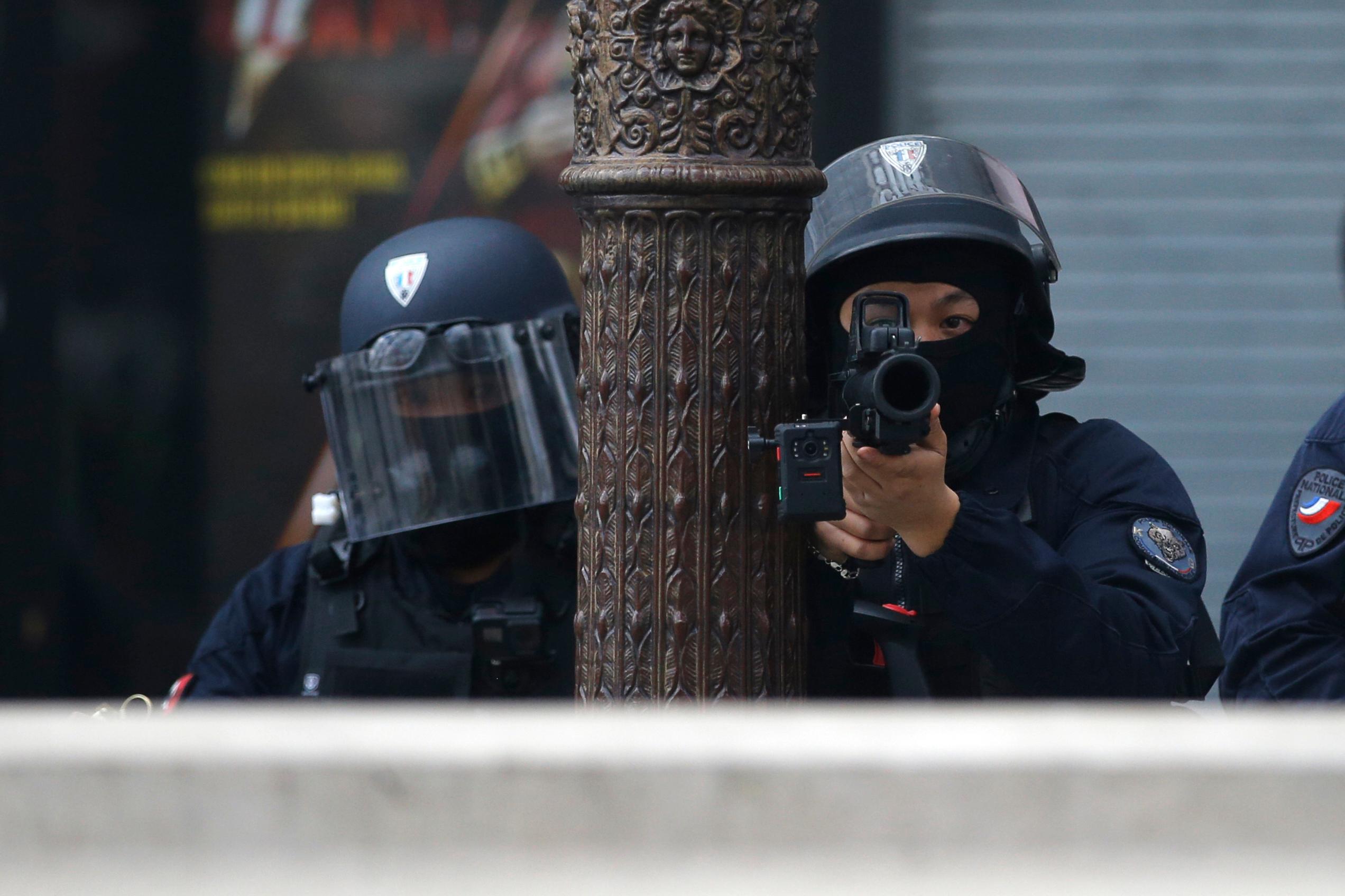 Hundratals poliser är inkopplade i jakten på en förrymd fånge och dennes medbrottslingar. Bilden är en arkivbild på fransk polis. Foto: Christophe Ena/AP/TT