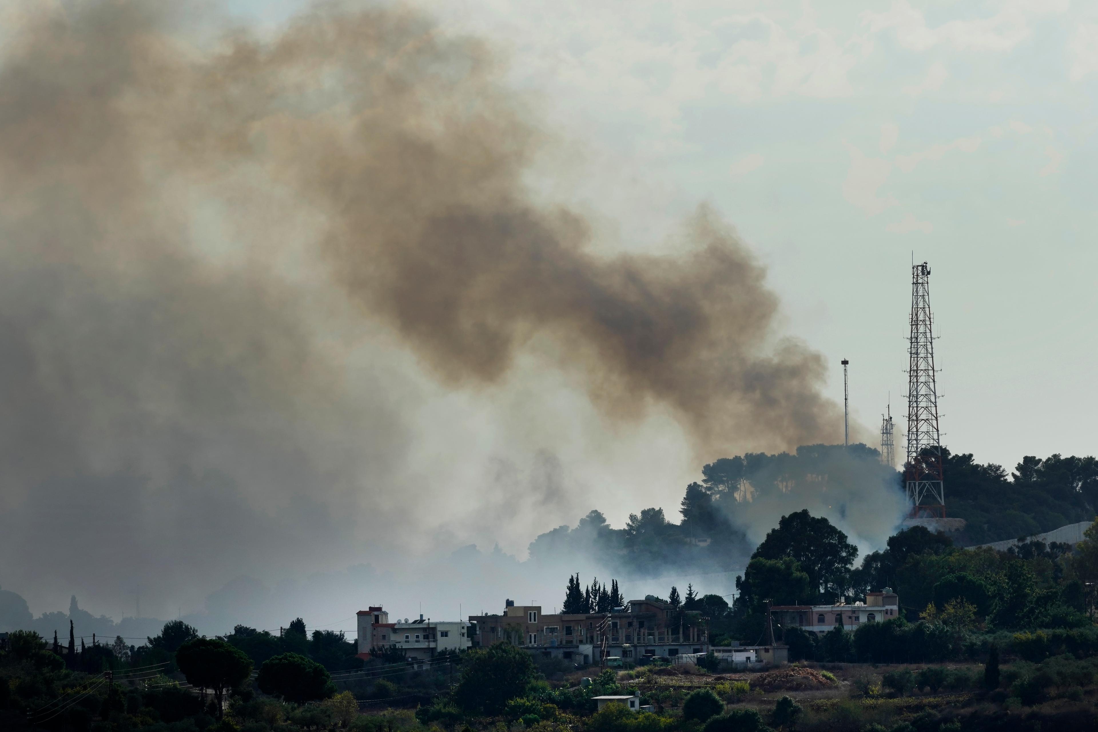 En israelisk militärbas efter en tidigare attack genomförd av Hizbollahrörelsen i Libanon. Arkivbild. Foto: Hussein Malla/AP/TT