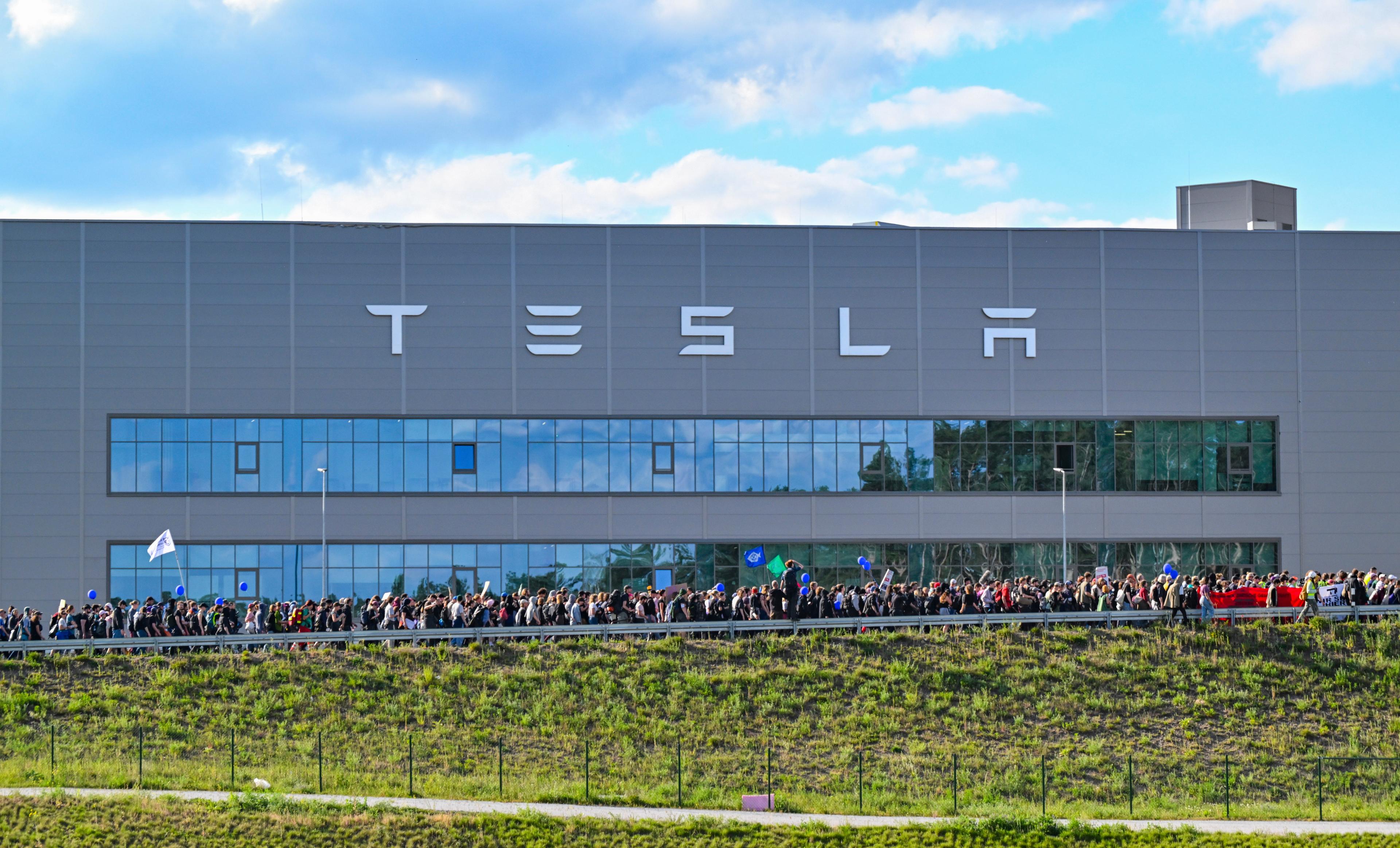 Demonstranter som passerar Teslas fabrik i Grünheide utanför Berlin i lördags. Foto: Patrick Pleul/AP/TT