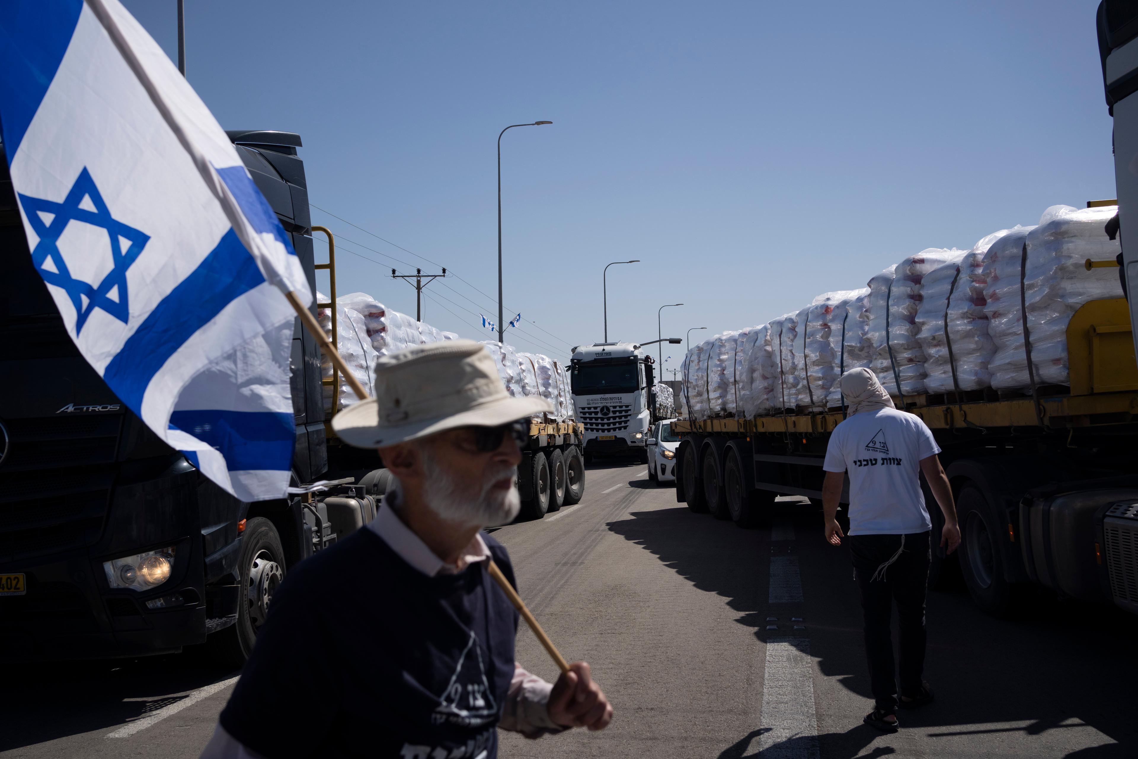 Demonstranter försöker stoppa lastbilar med hjälpsändningar till Gaza. Arkivbild. Foto: Leo Correa/AP/TT