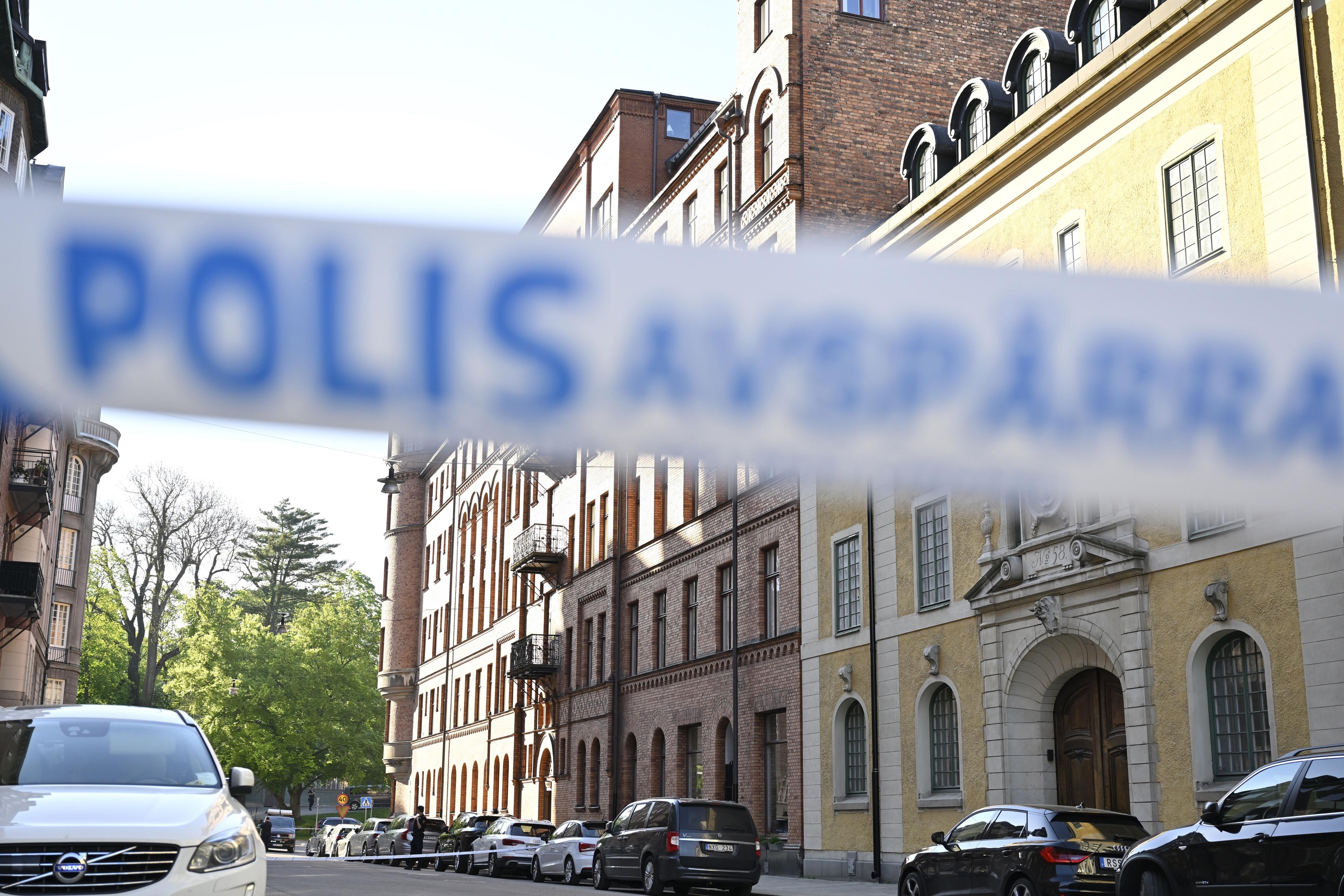 Polis på Storgatan på Östermalm där smällarna hördes under natten till fredag. Israels ambassad ligger inom det avspärrade området. Foto: Henrik Montgomery/TT