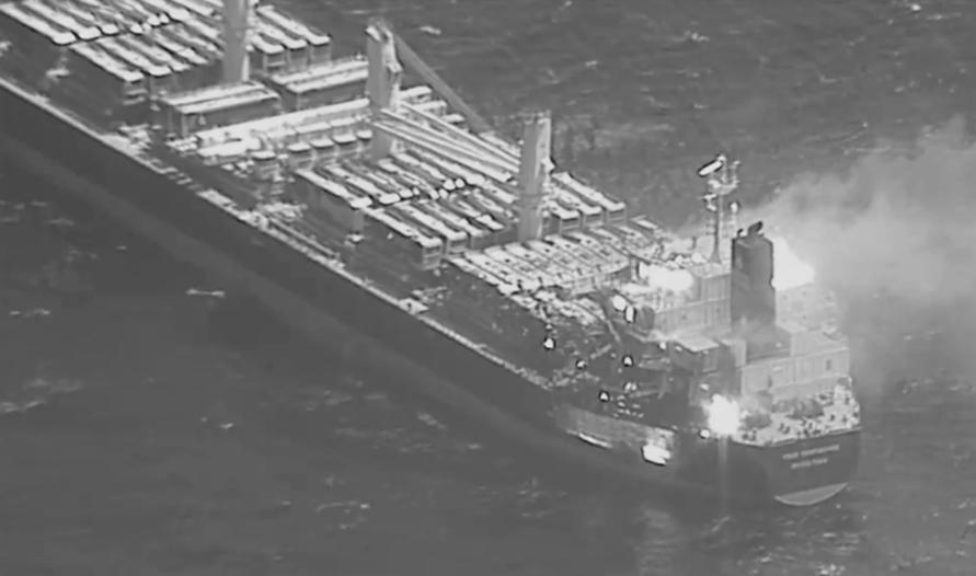 En tidigare attack mot ett handelsfartyg i Röda havet. Arkivbild. Foto: U.S. military's Central Command/AP/TT