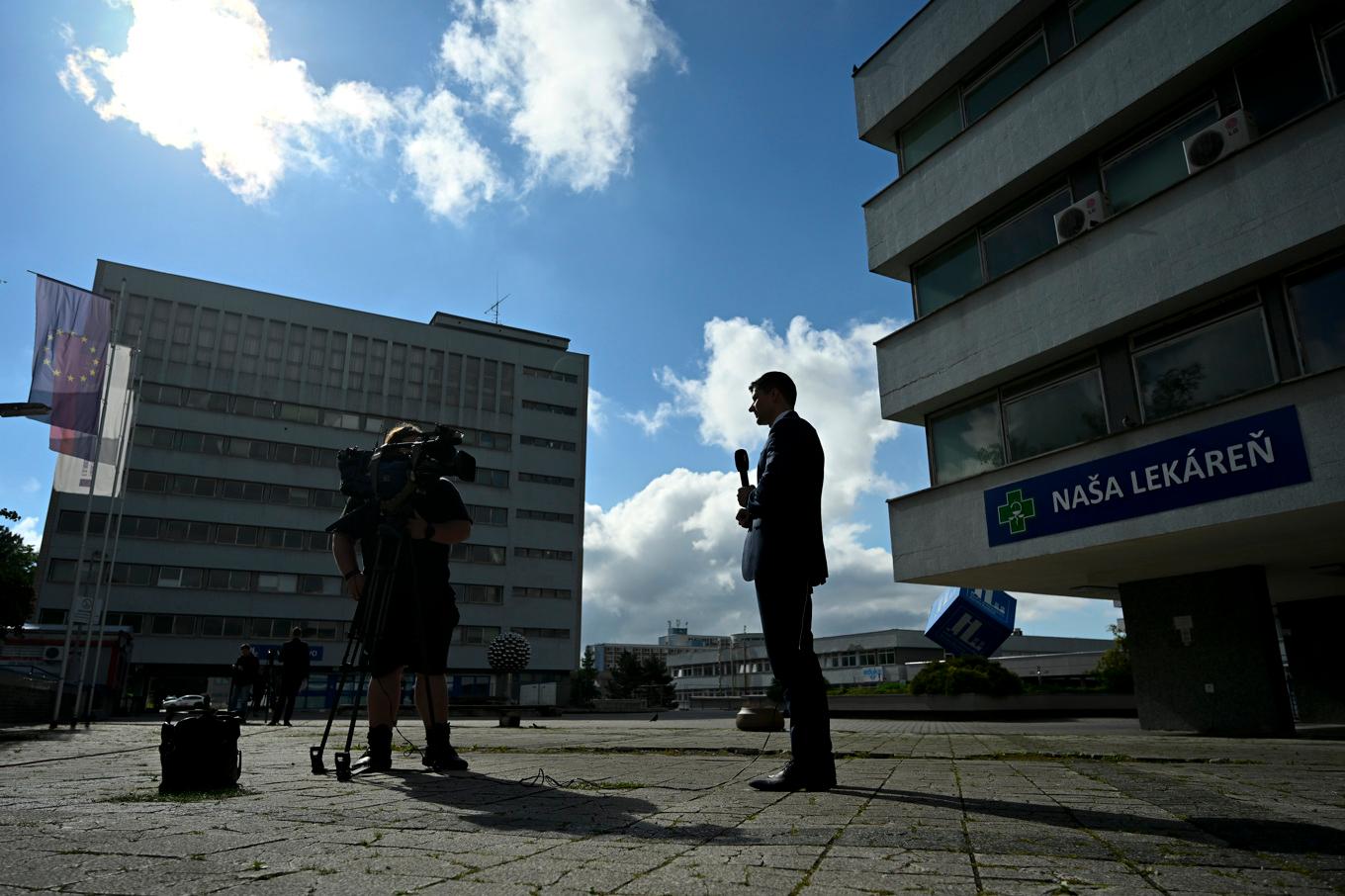 Sjukhuset i Banská Bystrica där Robert Fico har opererats och får fortsatt vård. Foto: Denes Erdos/AP/TT