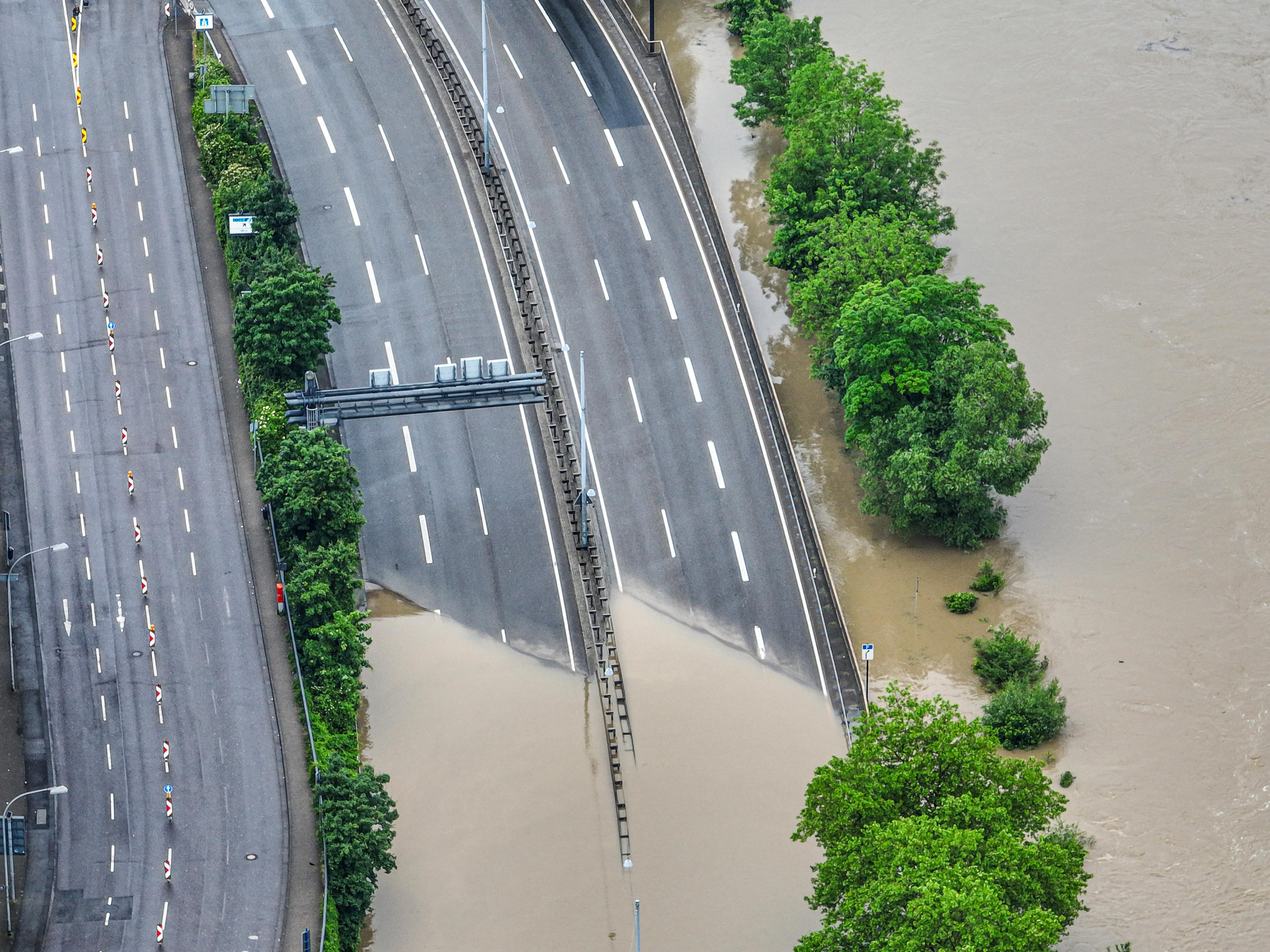 Påfarten till motorvägen A620 i Saarbrücken ligger under vatten. Foto: Laszlo Pinter/DPA/AP/TT