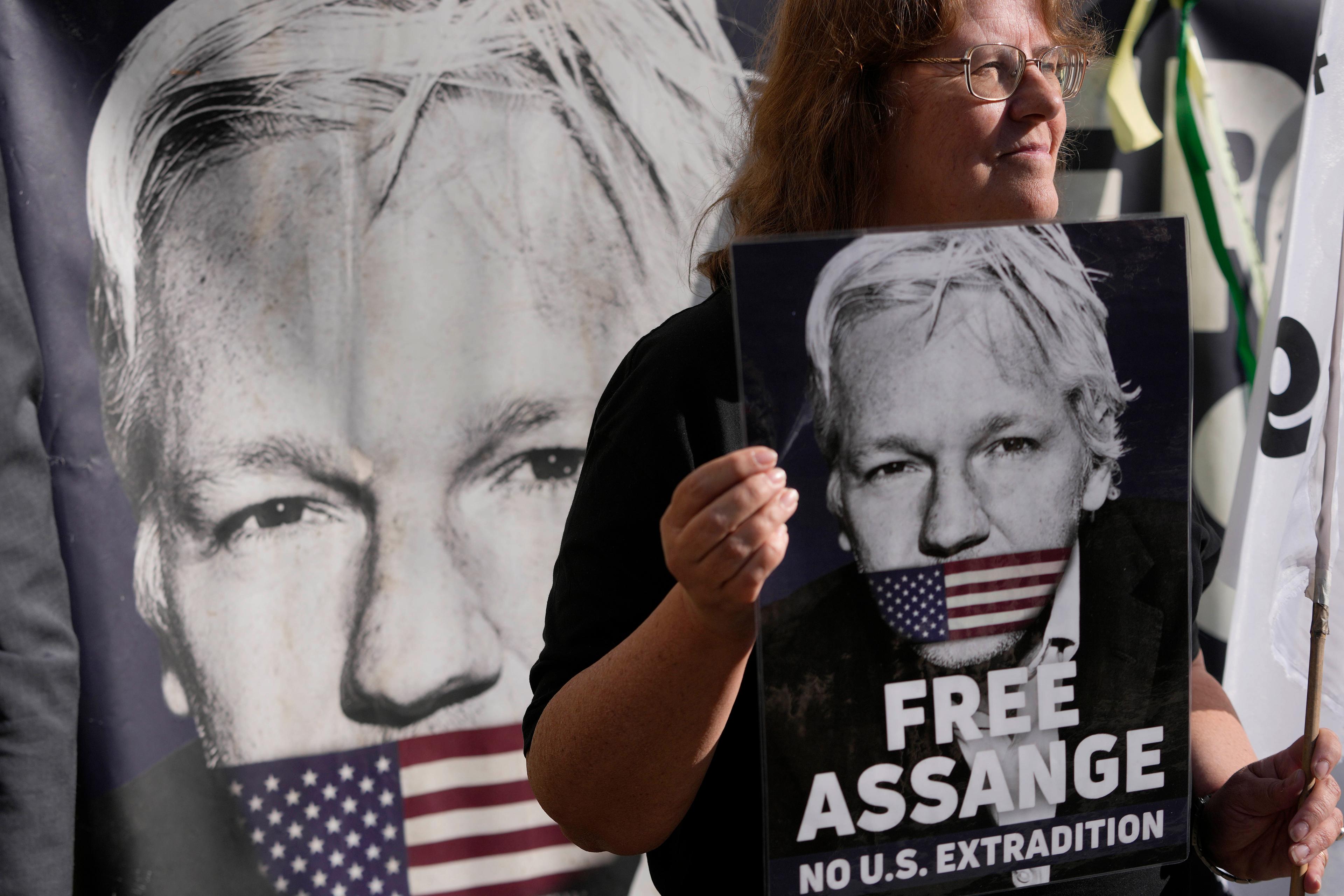 Demonstrerande samlades på måndagen utanför High Court i London, inför domstolens besked till Julian Assange. Foto: Kin Cheung/AP/TT