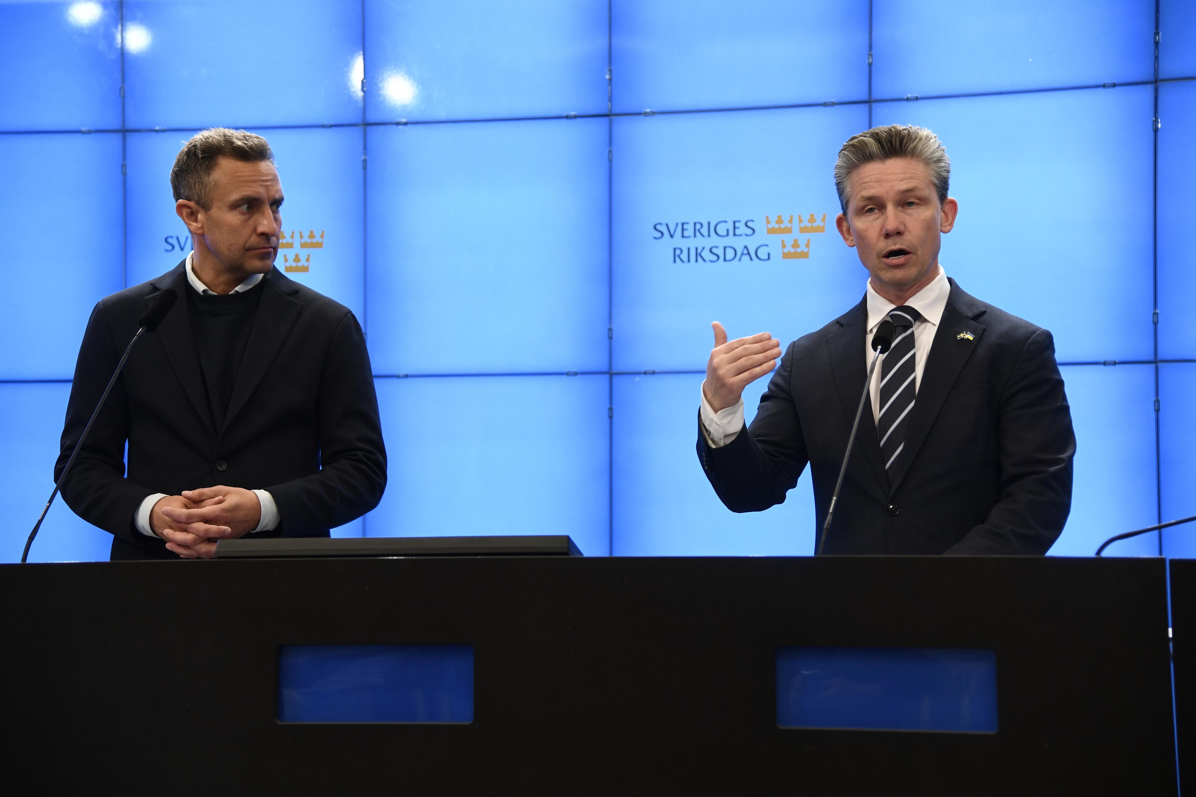 Moderaternas toppkandidat till EU-valet Tomas Tobé (M) och försvarsminister Pål Jonson (M) håller pressträff om vallöften inom försvaret inför EU-valet. Foto: Lars Schröder/TT