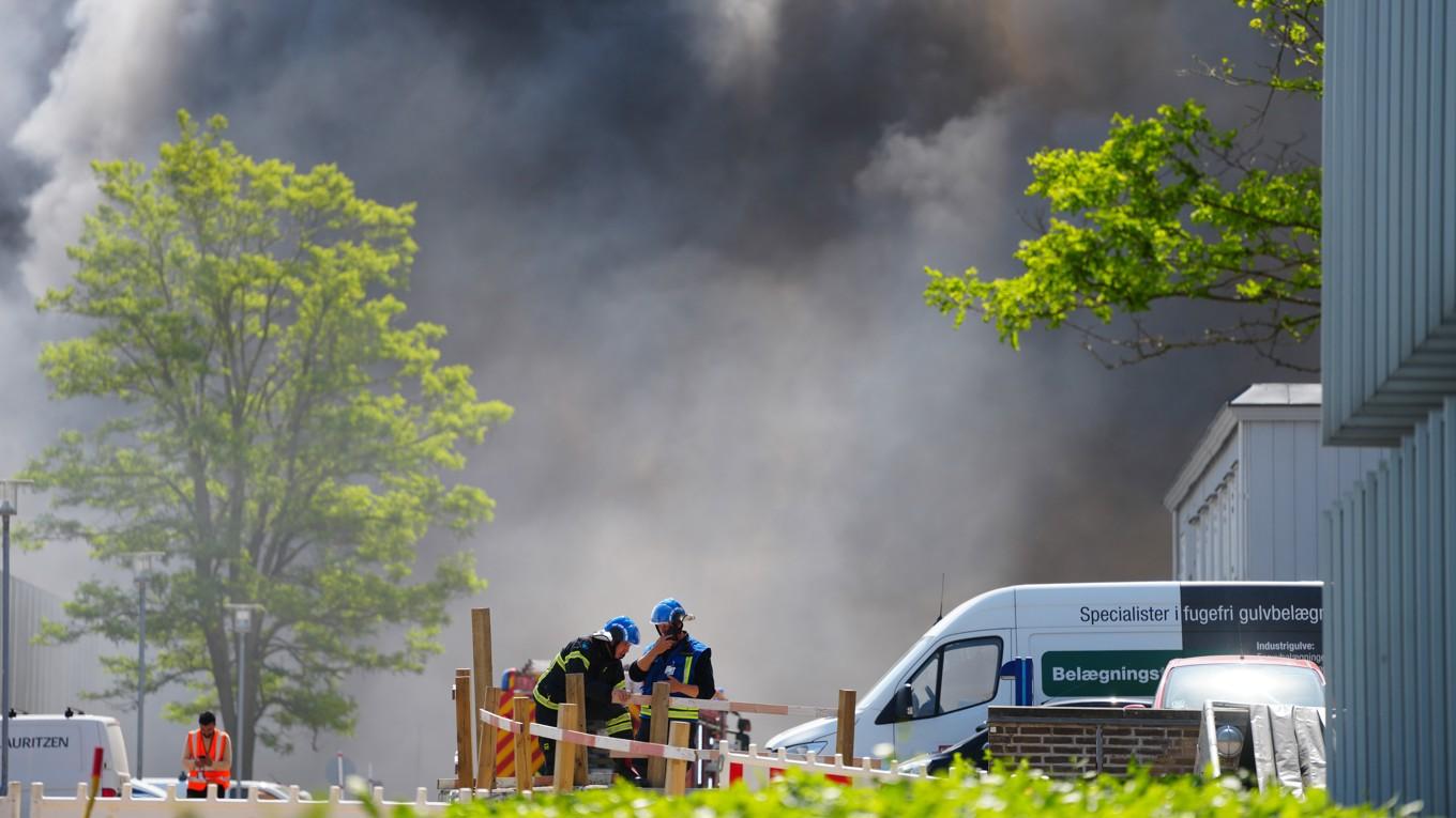Rök och eld vid Novo Nordisks lokaler nära Köpenhamn. Foto: Liselotte Sabroe/Ritzau Scanpix via AP/TT