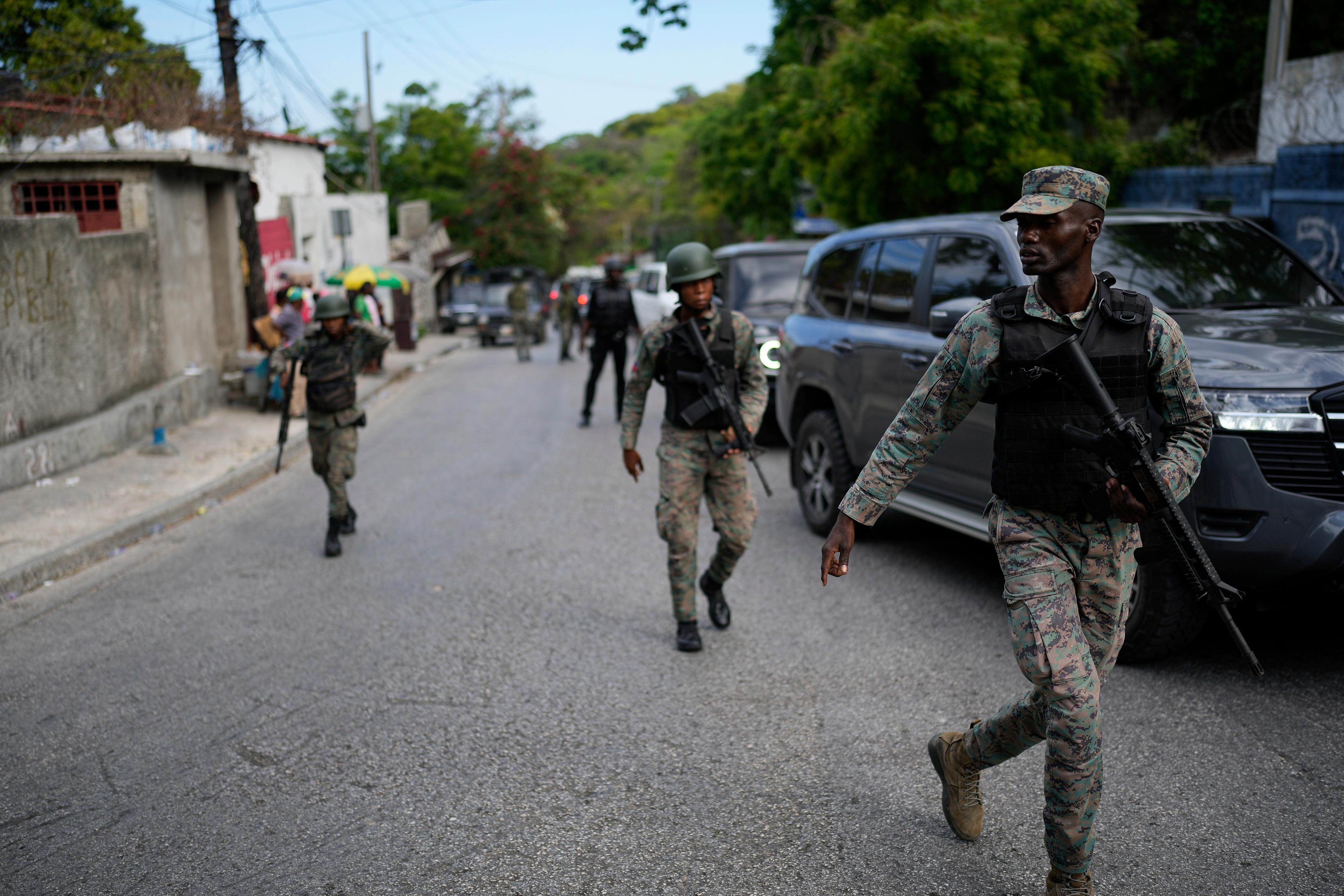 Soldater utanför premiärministerns kontor i Port-au-Prince i slutet av april. Foto: Ramon Espinosa/AP/TT