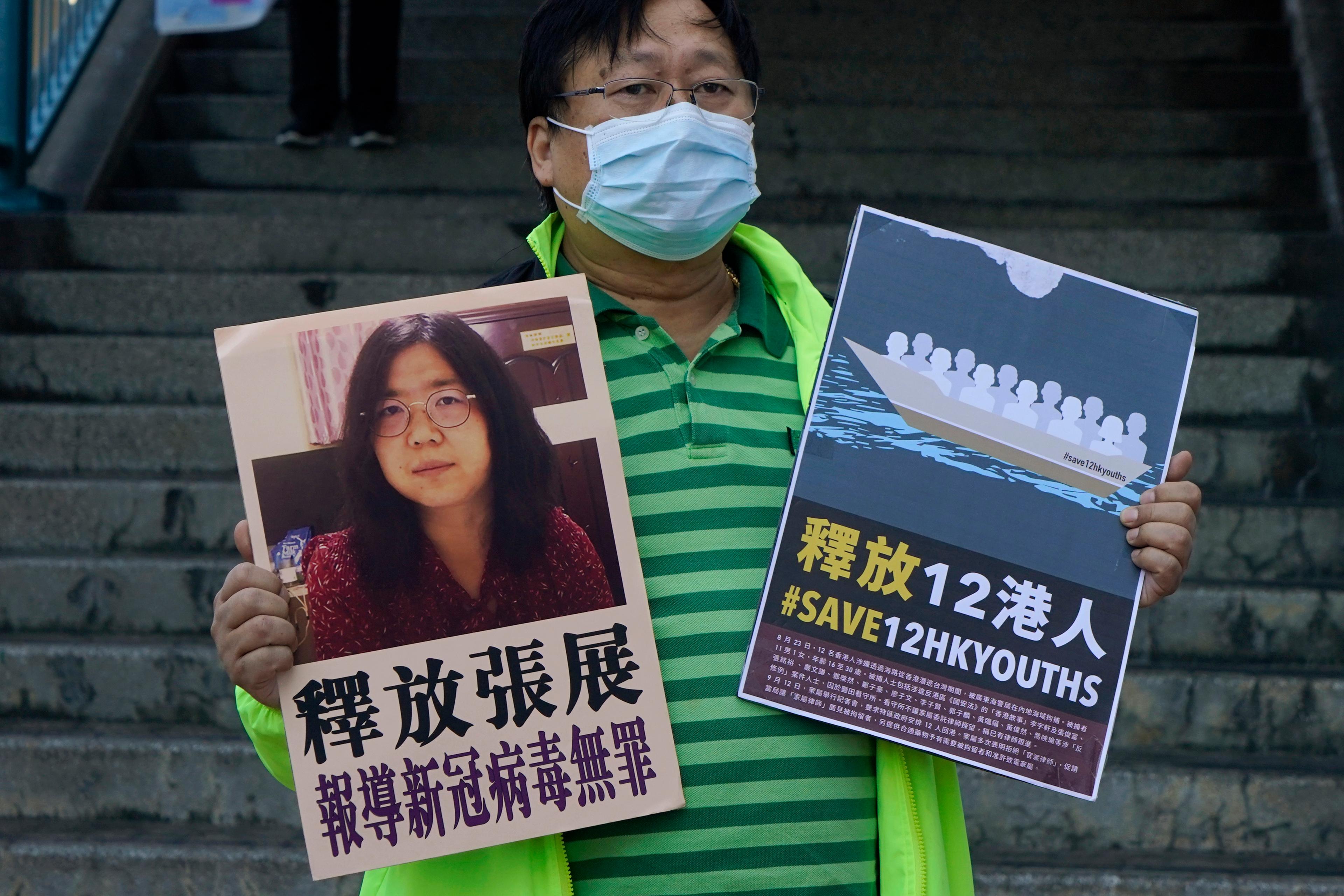 En aktivist håller en bild på Zhang Zhan i Hongkong. Bilden togs i december 2020. Foto: Kin Cheung/AP/TT