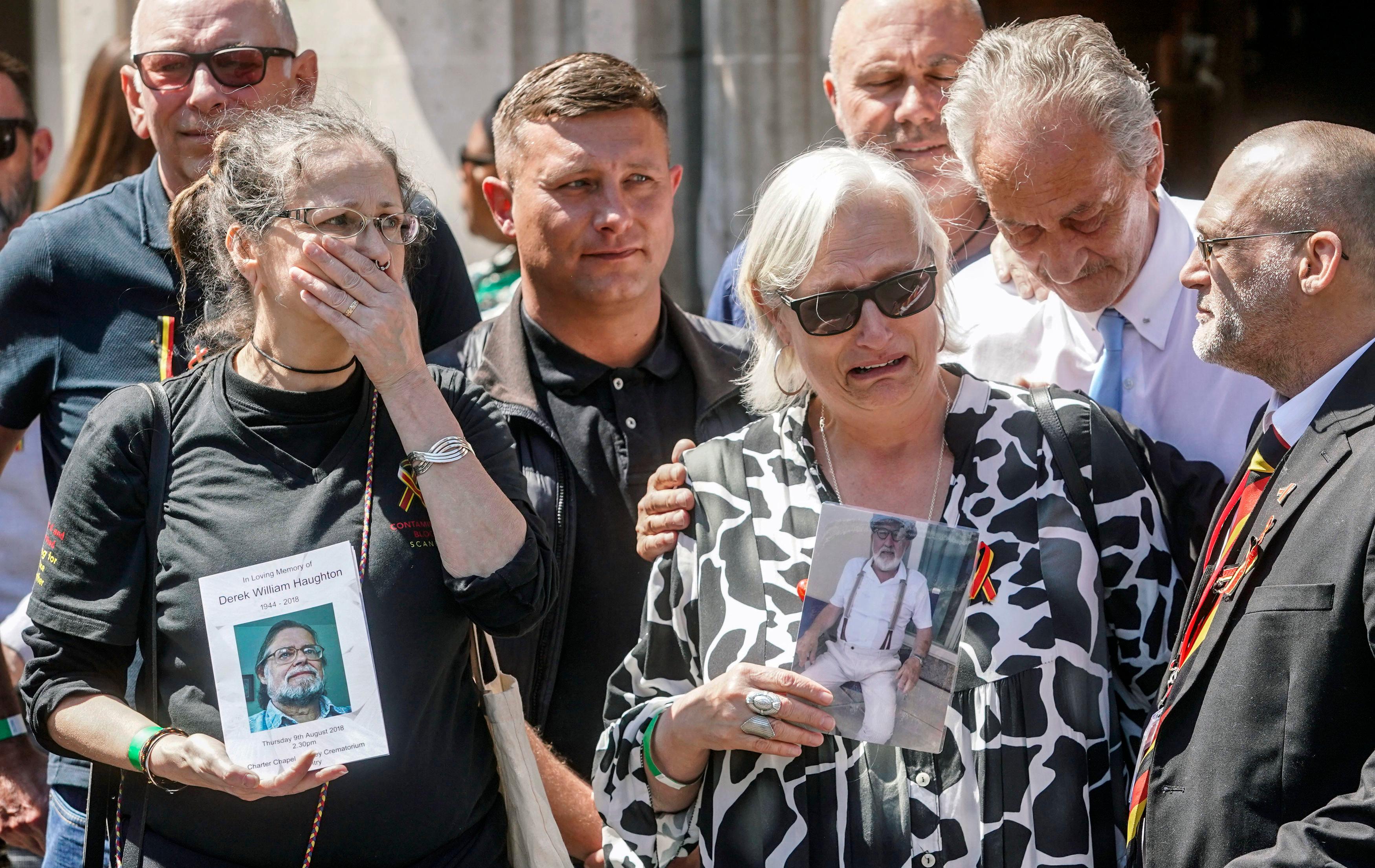 Närstående till personer som avled efter blodskandalen i Storbritannien. Arkivbild. Foto: Jeff Moore/AP/TT