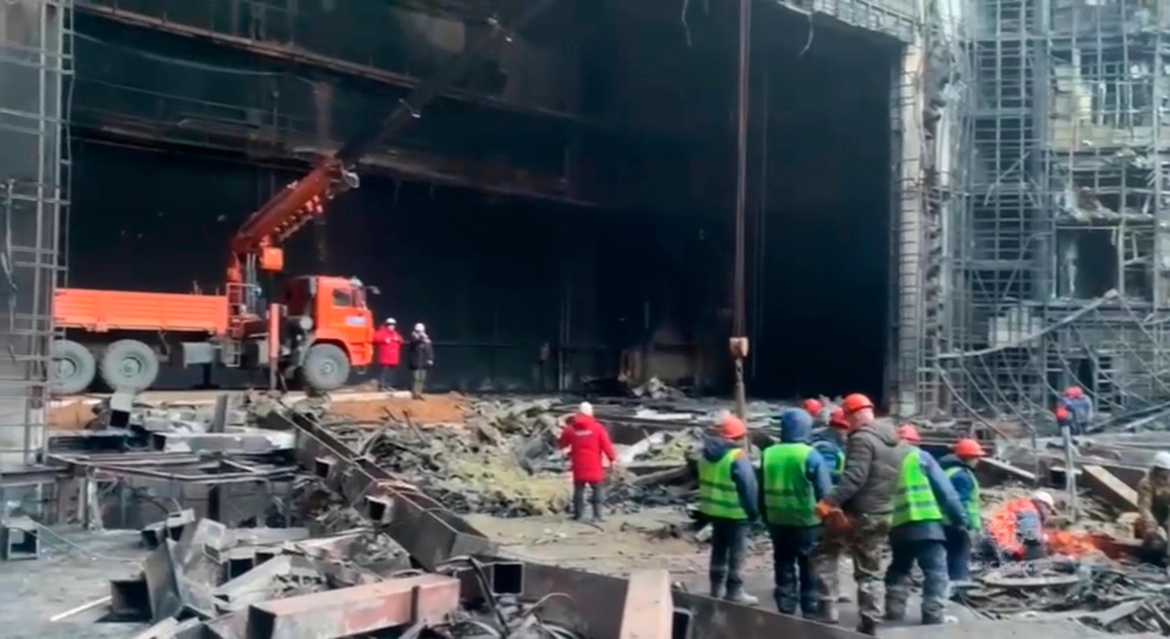 Förödelse efter terrordådet mot konsertlokalen Crocus i Moskva i mars. Arkivbild. Foto: Ryska katastrofmyndigheter/AP/TT