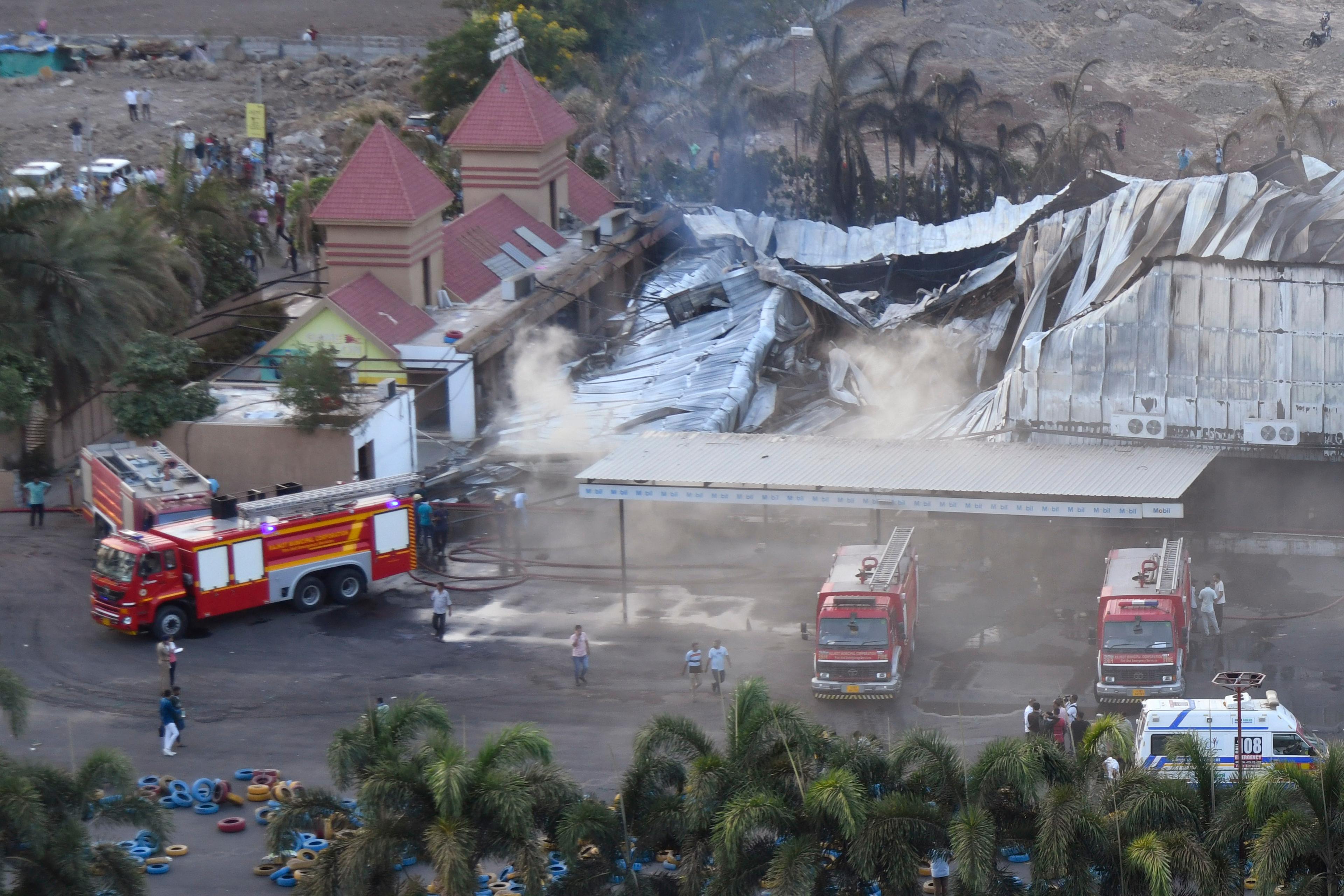 Brandmän vid nöjeslokalen i Rajkot som brann under lördagen. Foto: Chirag Chotaliya/AP/TT